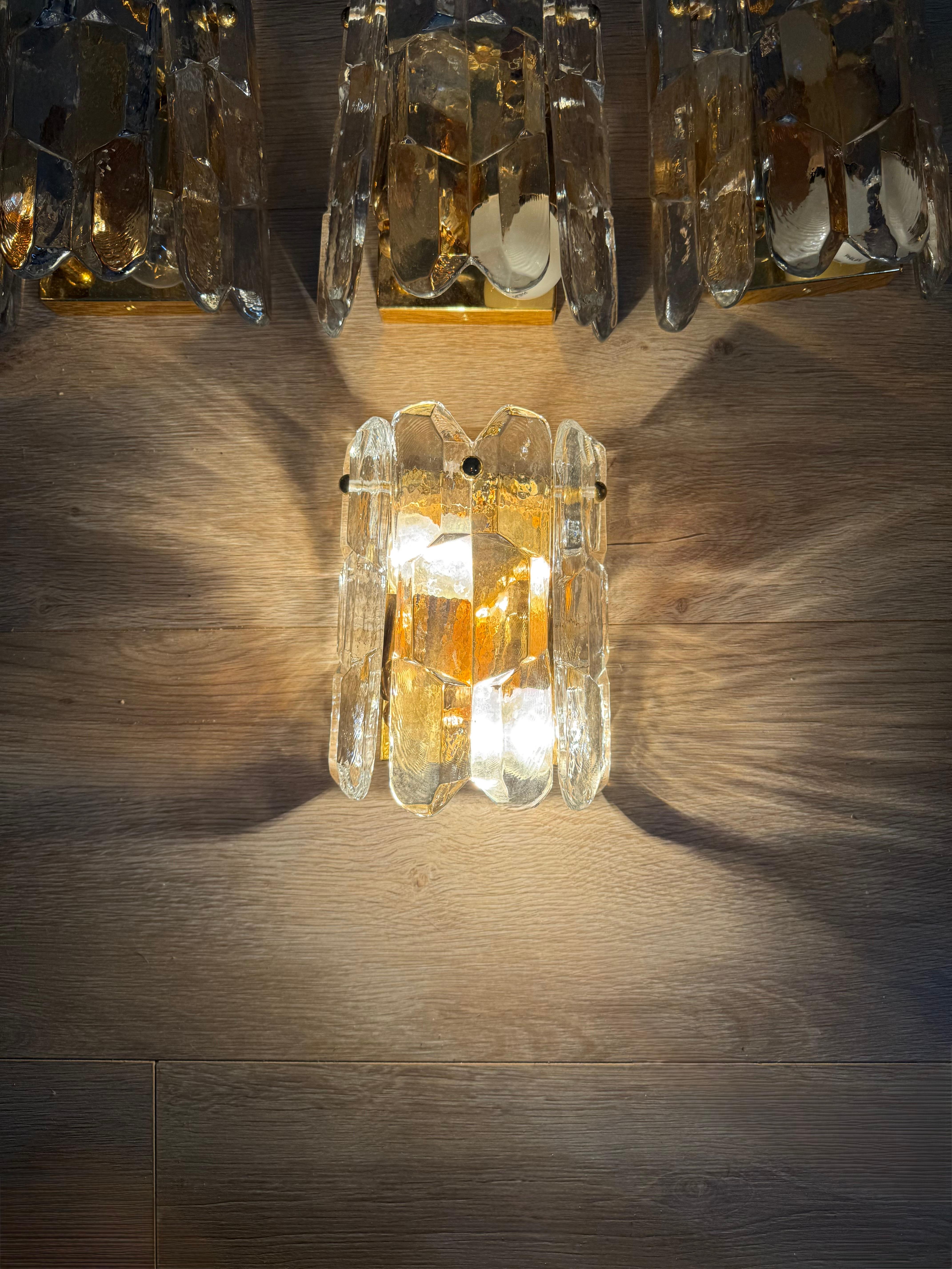 Ensemble de 4 appliques murales Kalmar Ice Glass, laiton, luminaires Autriche des années 1970 en vente 6