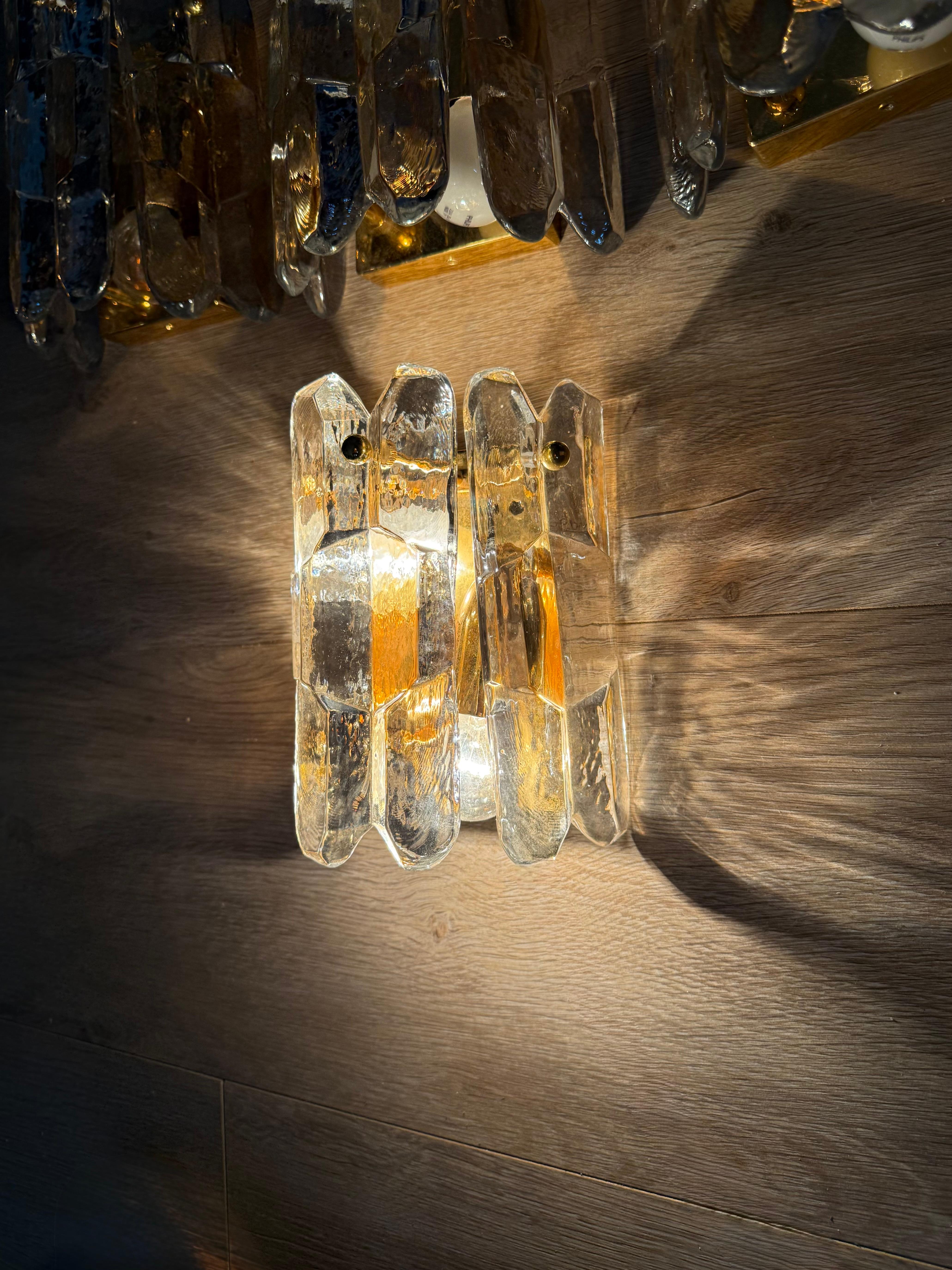 Ensemble de 4 appliques murales Kalmar Ice Glass, laiton, luminaires Autriche des années 1970 en vente 7