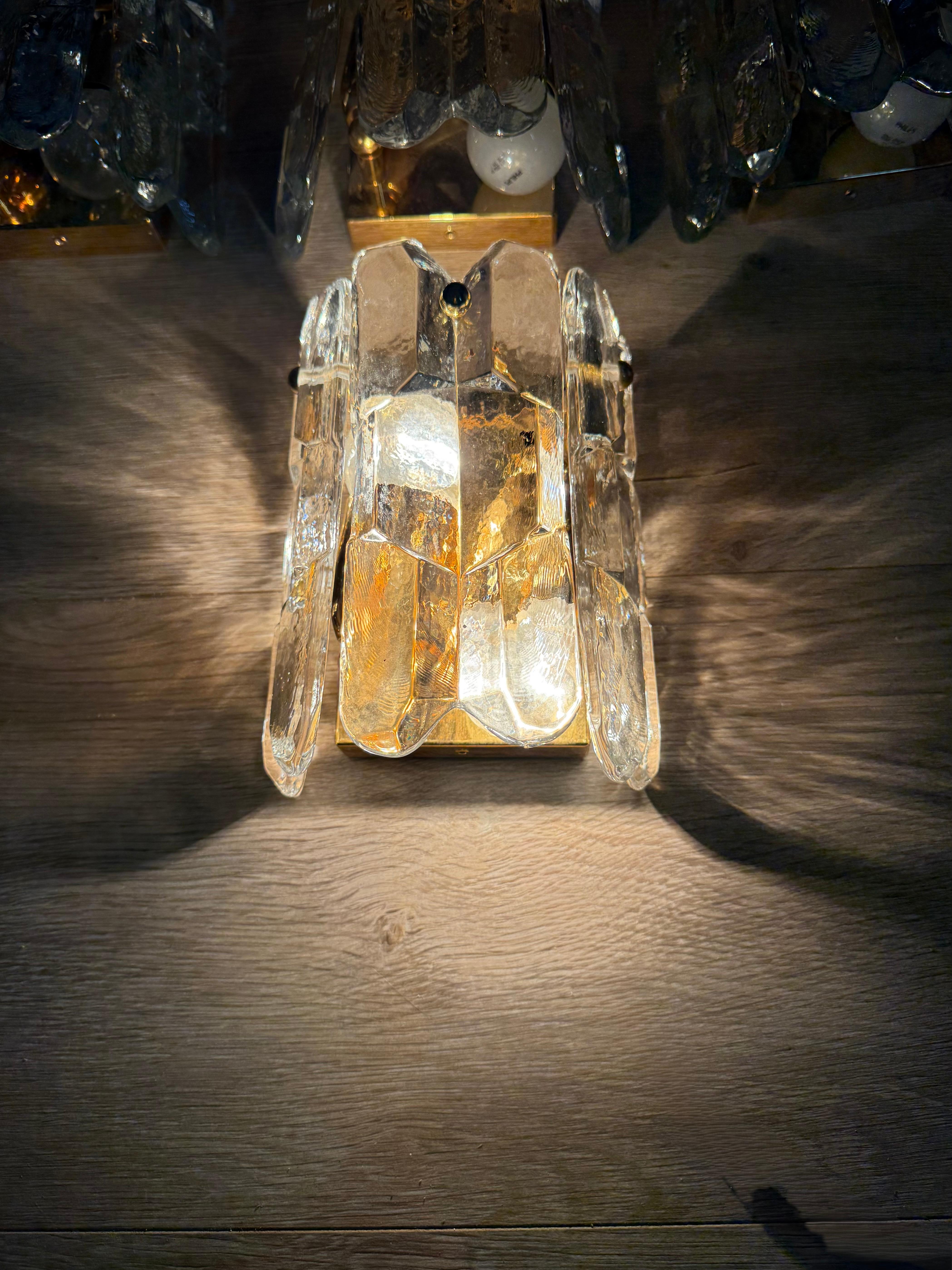 Ensemble de 4 appliques murales Kalmar Ice Glass, laiton, luminaires Autriche des années 1970 en vente 8