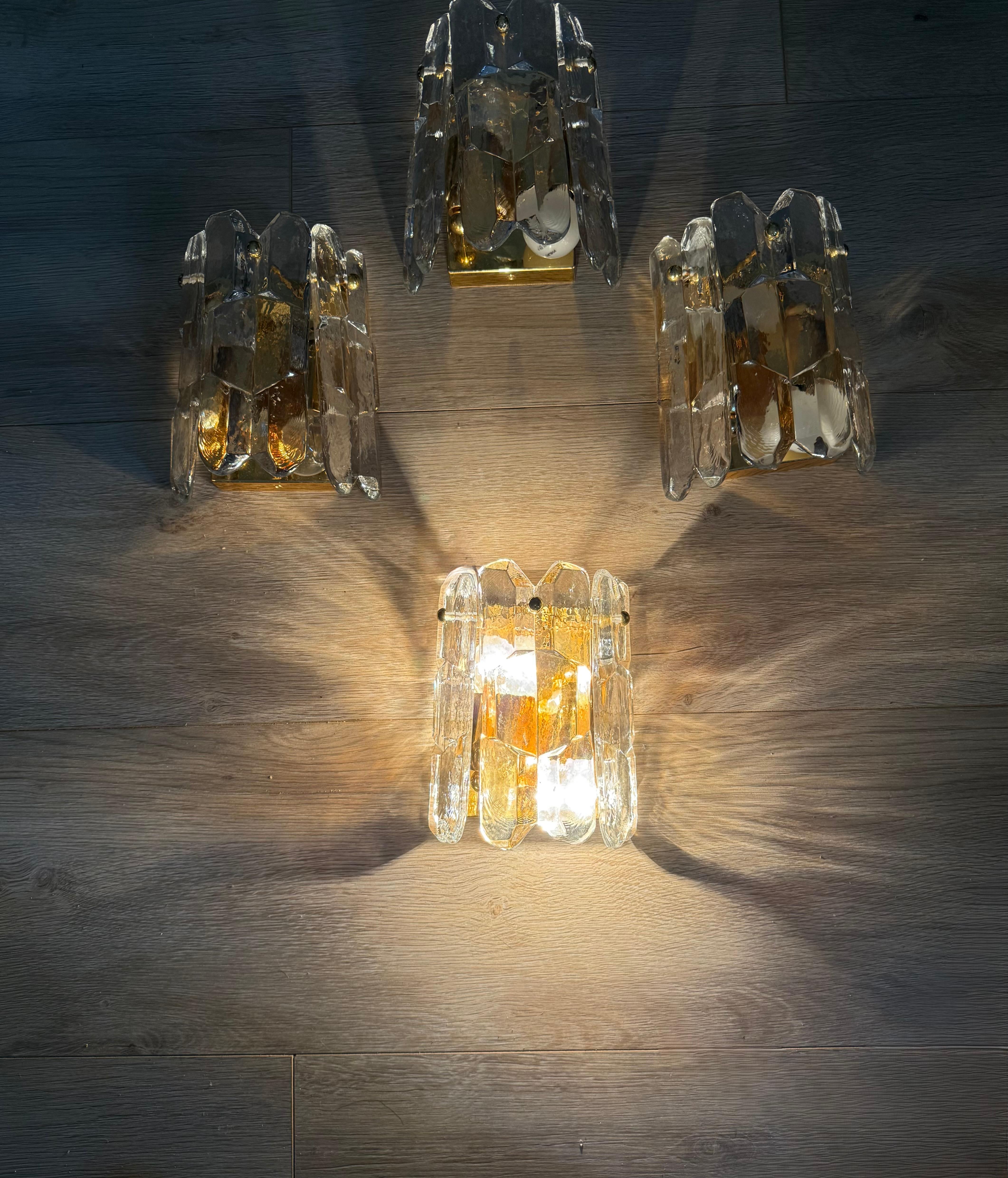 Ensemble de 4 appliques murales Kalmar Ice Glass, laiton, luminaires Autriche des années 1970 en vente 9