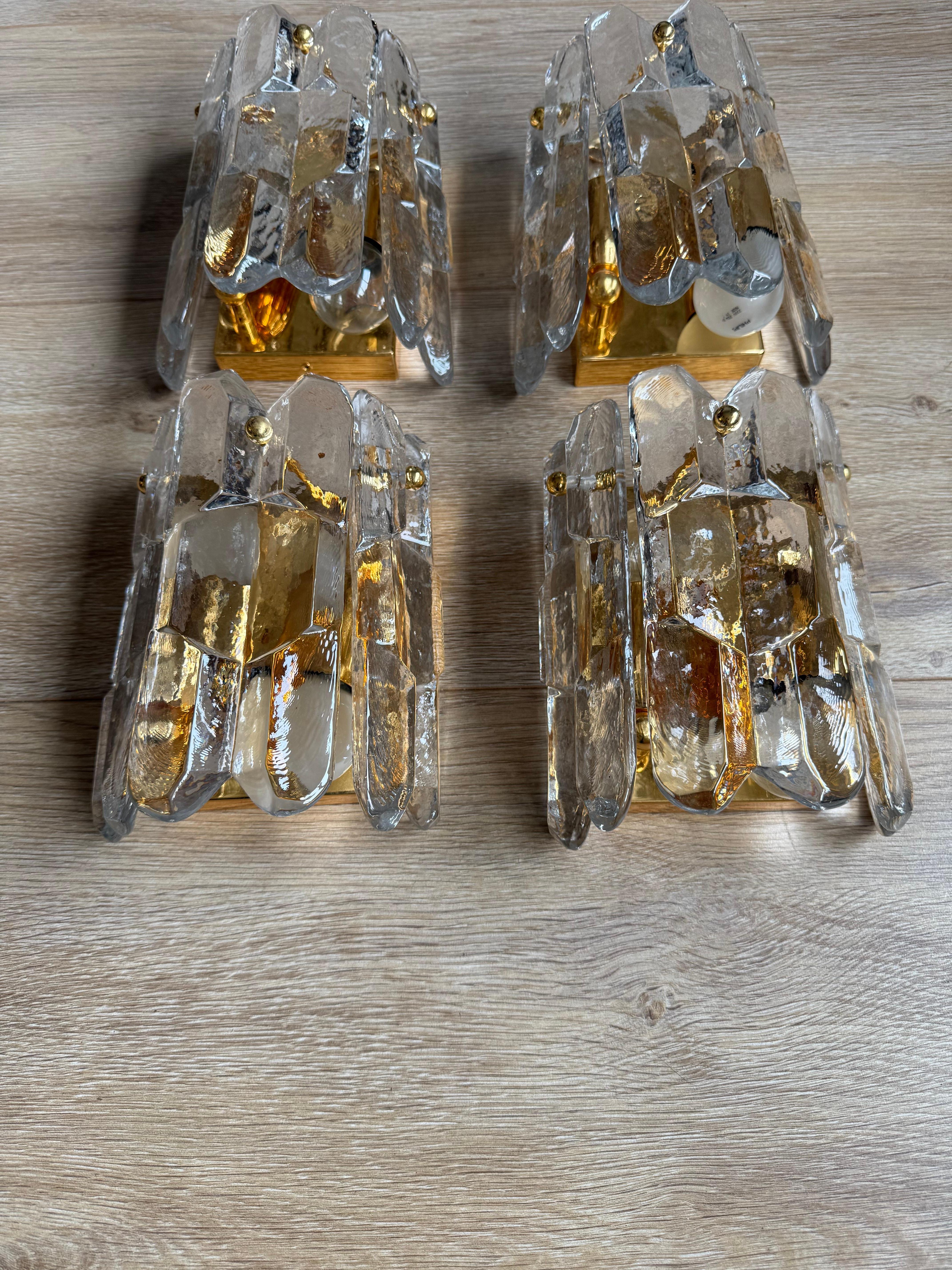 Un ensemble saisissant de quatre appliques murales vintage originales de Kalmar Werkstätten, fabriquées en Autriche dans les années 1970, Mid-Century Modern Lighting.

Ces lampes emblématiques de la modernité du milieu du siècle sont dotées d'épais