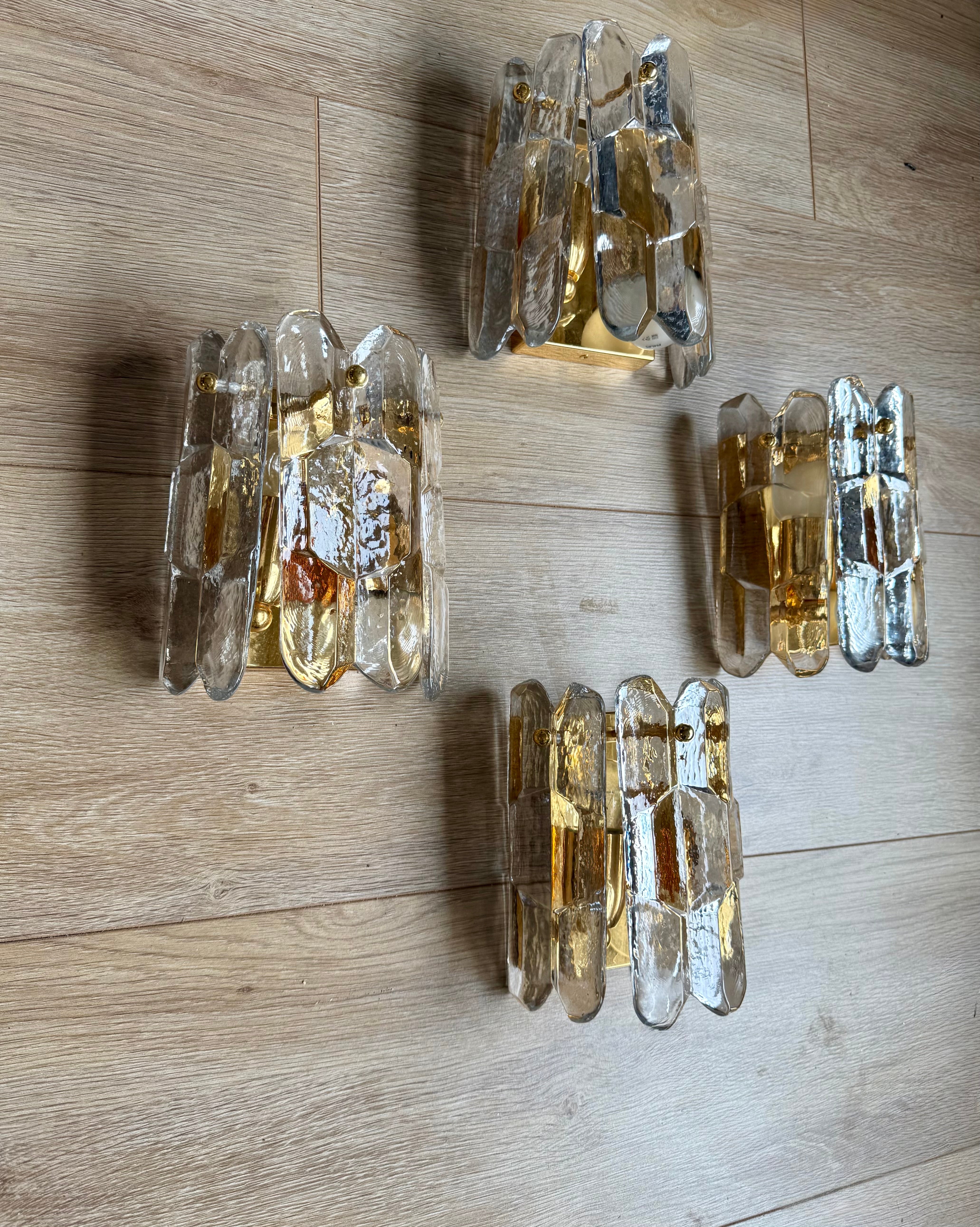Hollywood Regency Ensemble de 4 appliques murales Kalmar Ice Glass, laiton, luminaires Autriche des années 1970 en vente