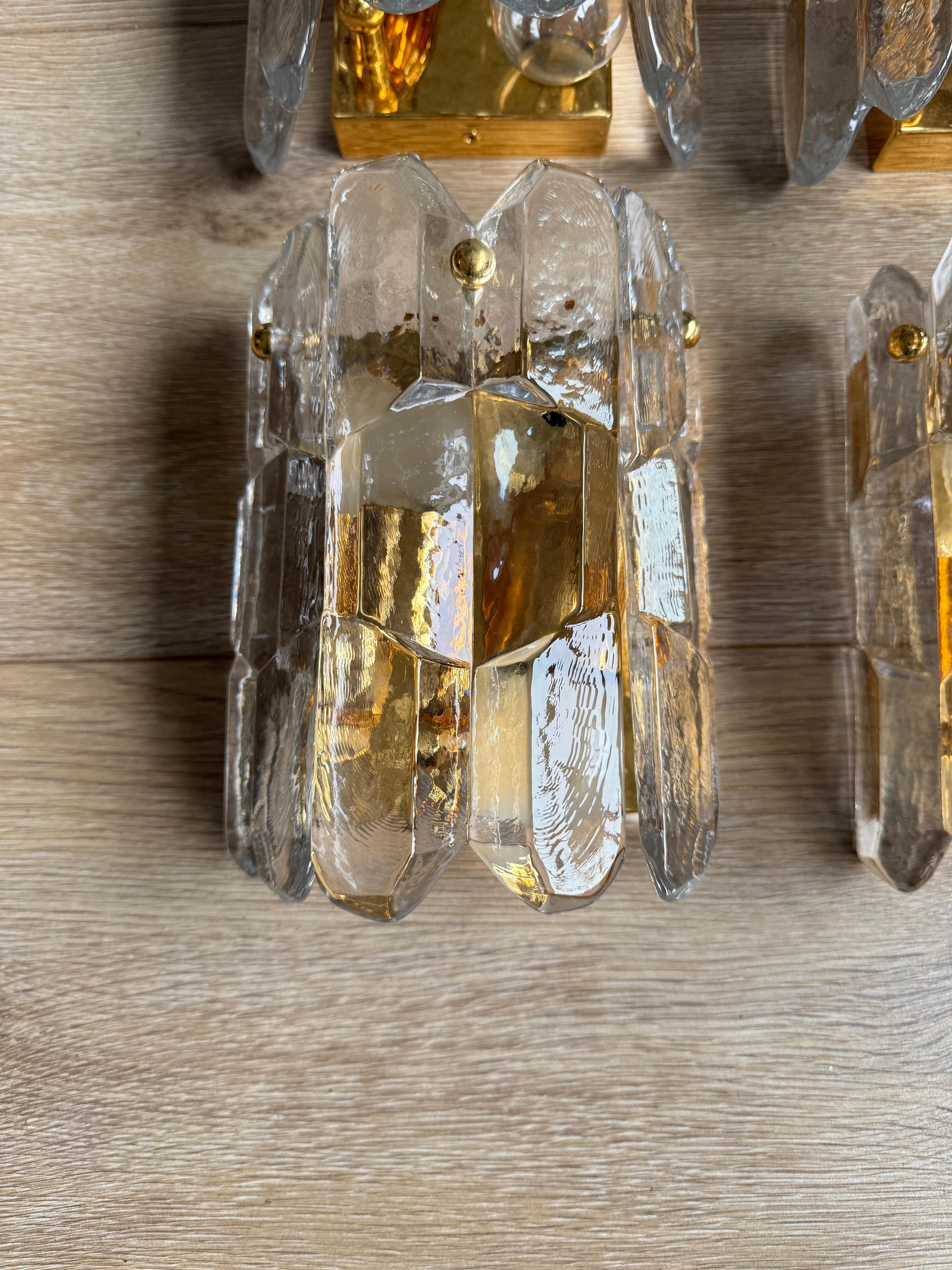 Autrichien Ensemble de 4 appliques murales Kalmar Ice Glass, laiton, luminaires Autriche des années 1970 en vente