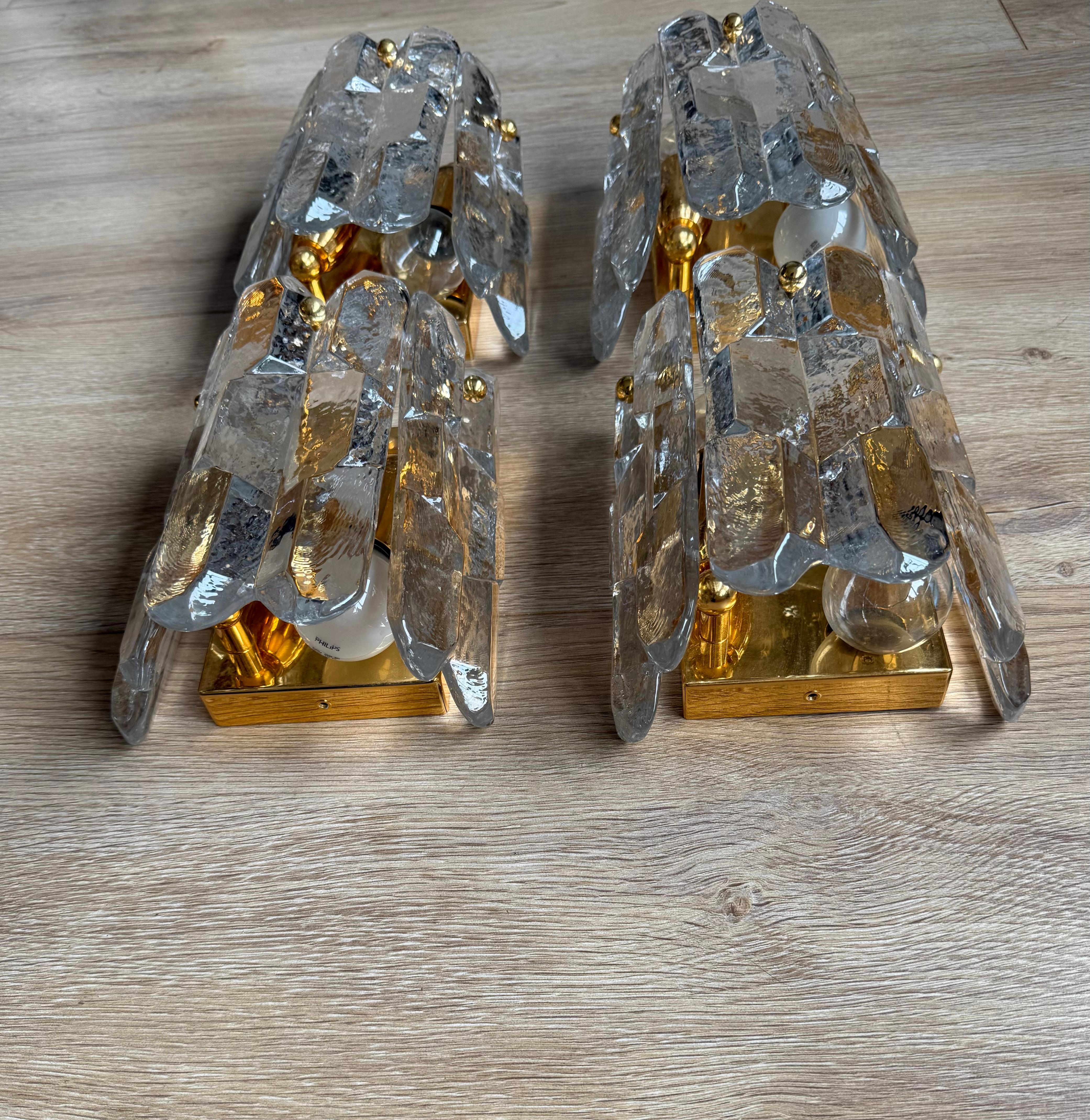 Laiton Ensemble de 4 appliques murales Kalmar Ice Glass, laiton, luminaires Autriche des années 1970 en vente