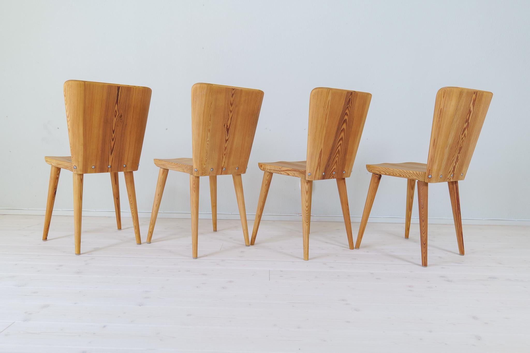 These scupltural pine chairs was desinged by famous Göran Malmvall and produced at Svensk Fur. The chairs gives good impression. 

The chairs have been sandes down but stil gives a great patina. 

Dimesnion : Height: 31.89 in (81 cm) width: