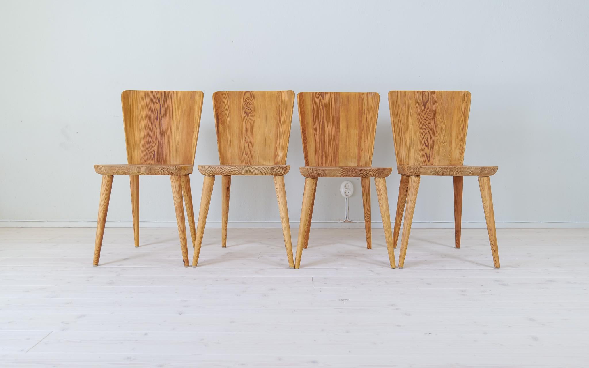 Swedish Midcentury Modern Set of 4 Pine Sculptural Dining Chairs Göran Malmvall Sweden