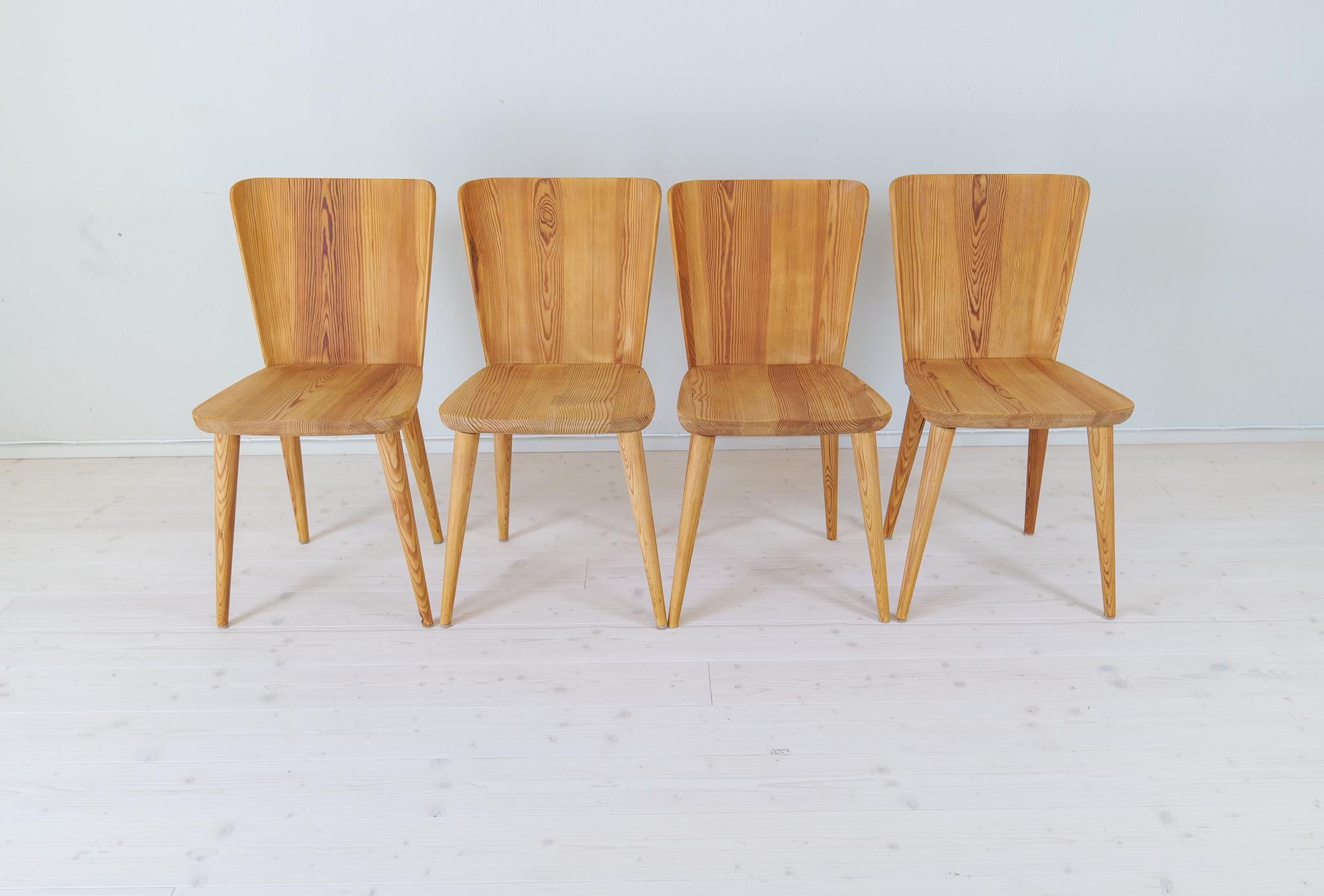 Midcentury Modern Set of 4 Pine Sculptural Dining Chairs Göran Malmvall Sweden In Good Condition In Hillringsberg, SE