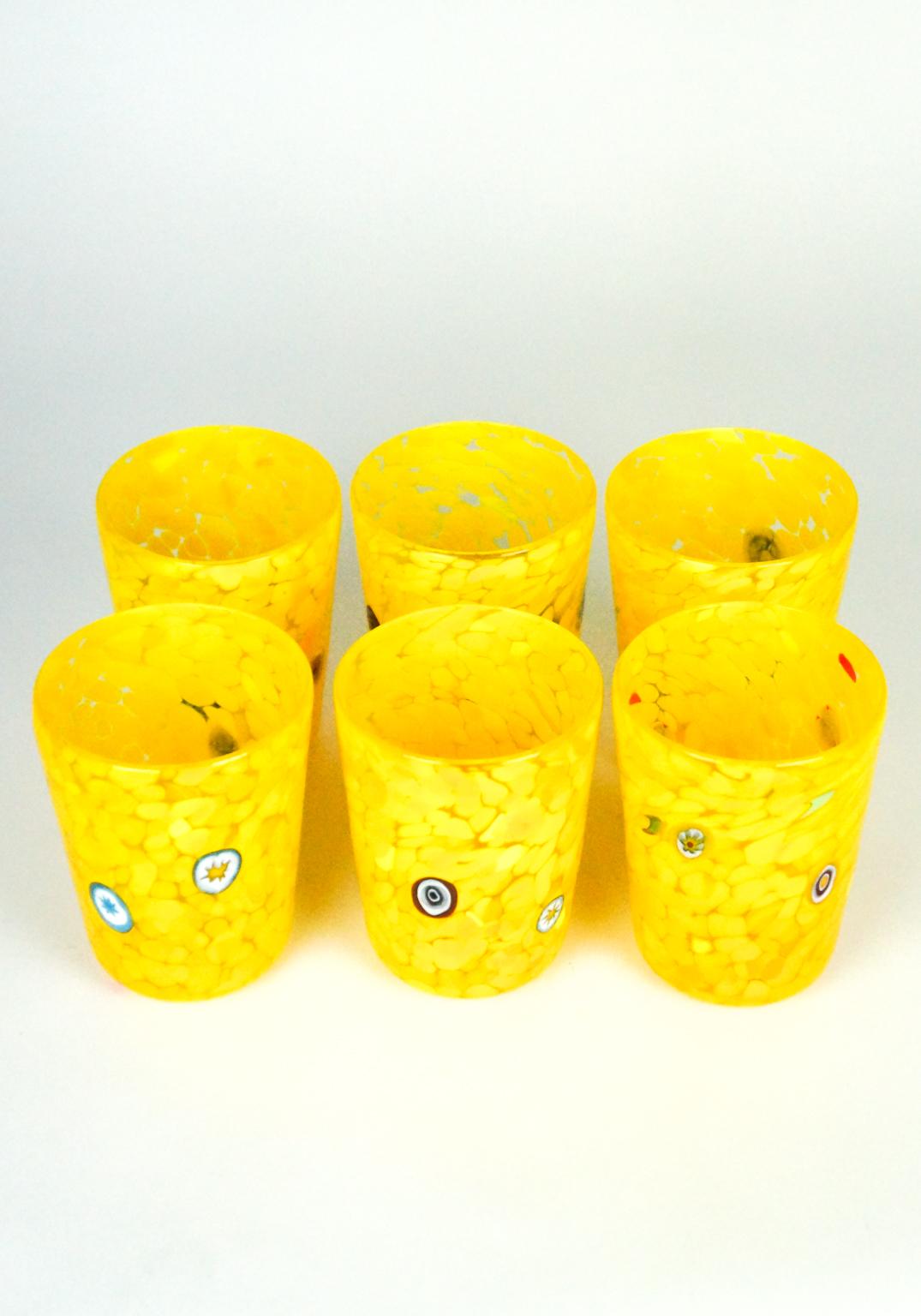 Set di bicchieri gialli con decorazione a murrina Millefiori.
Questo set si chiama 