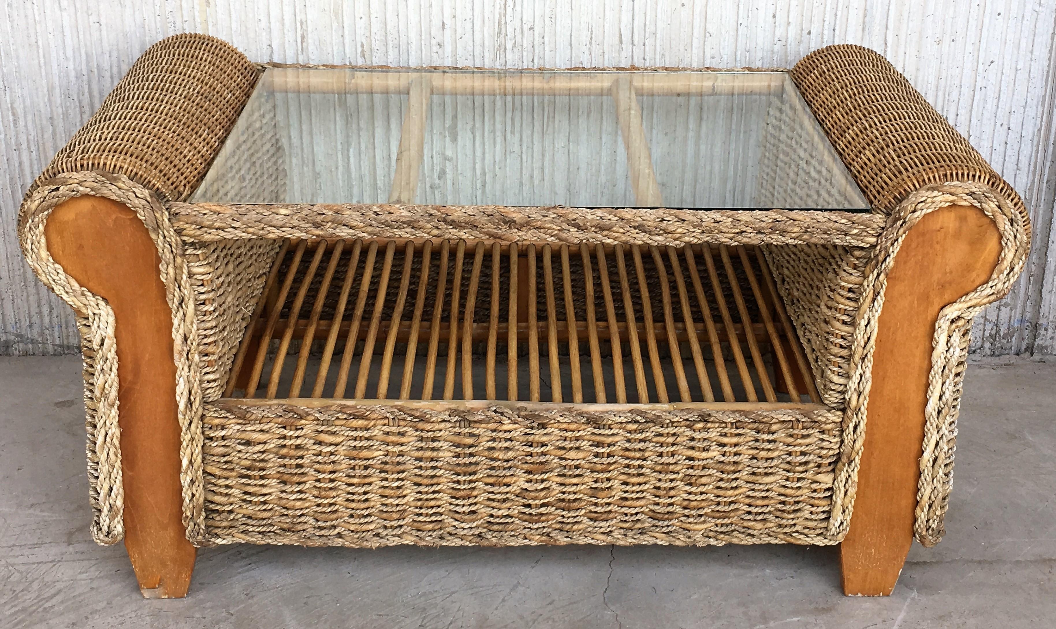 Ensemble de grands fauteuils du milieu du siècle dernier avec table basse assortie, rotin et bois en vente 3