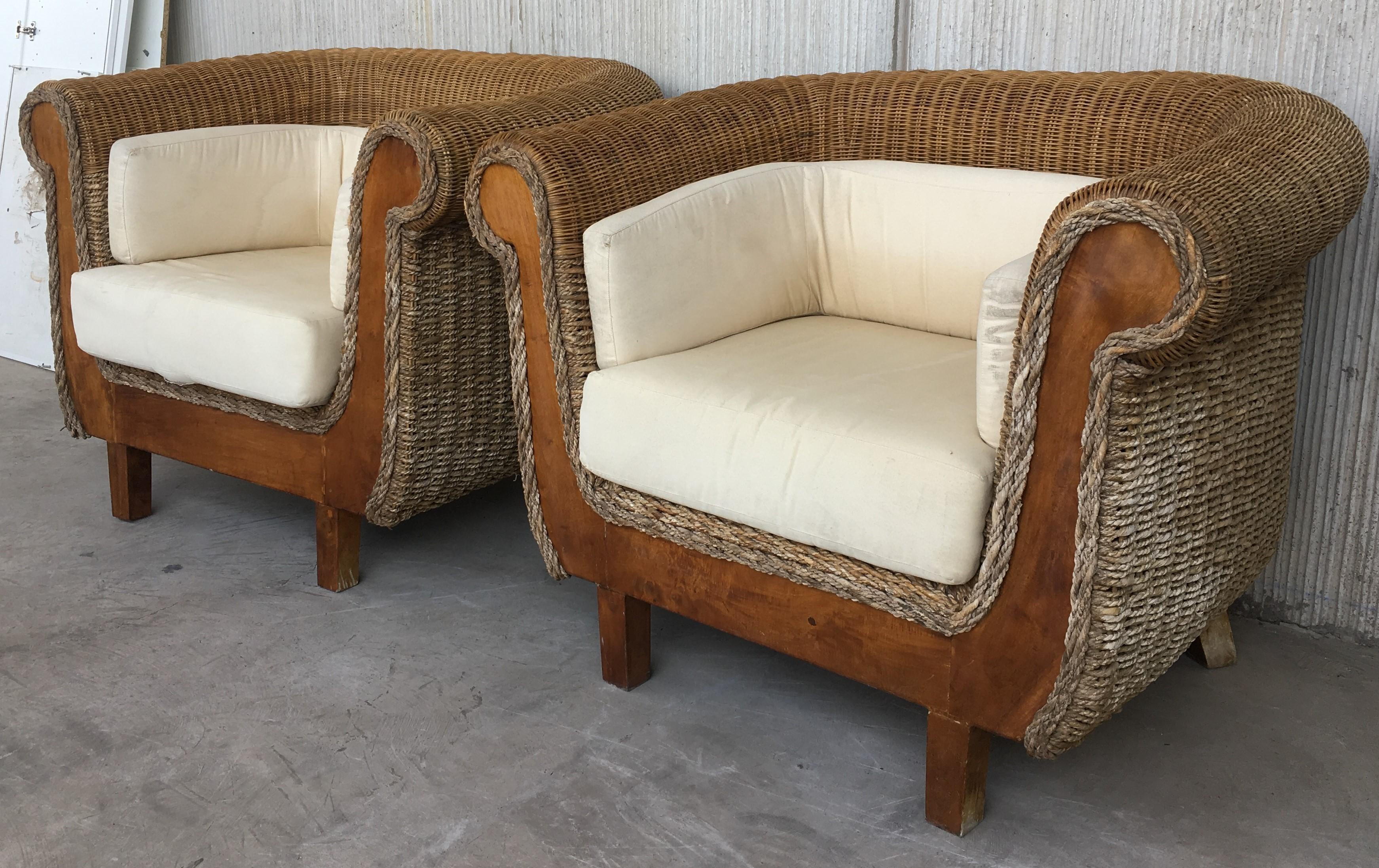 Conjunto de Sillones Grandes de Mitad de Siglo con Mesa de Centro a Juego, Ratán y Madera siglo XX en venta