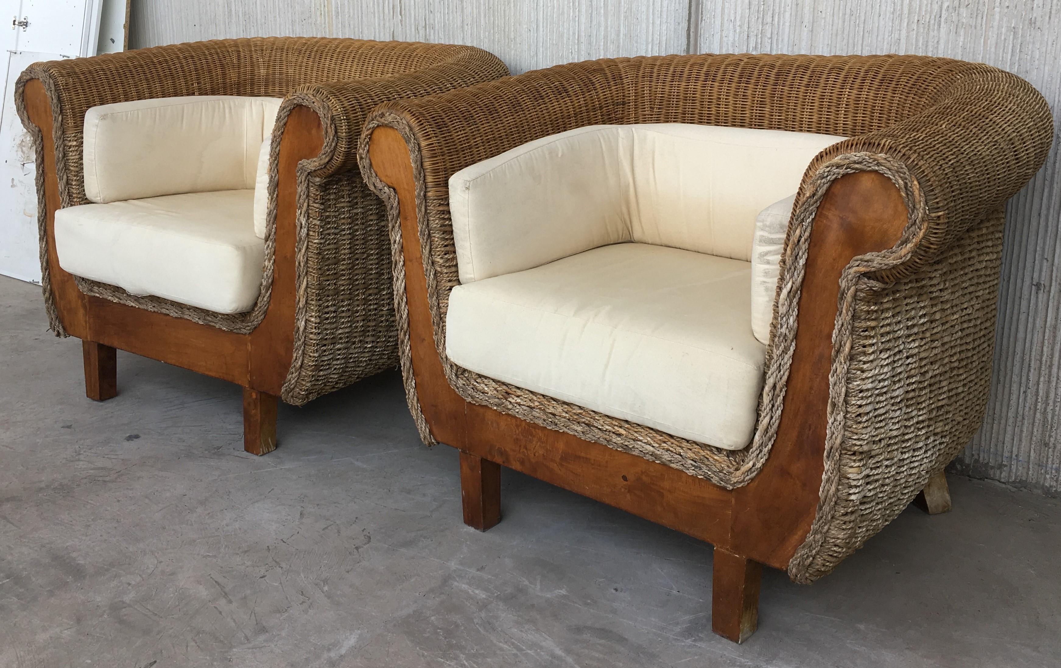 20ième siècle Ensemble de grands fauteuils du milieu du siècle dernier avec table basse assortie, rotin et bois en vente