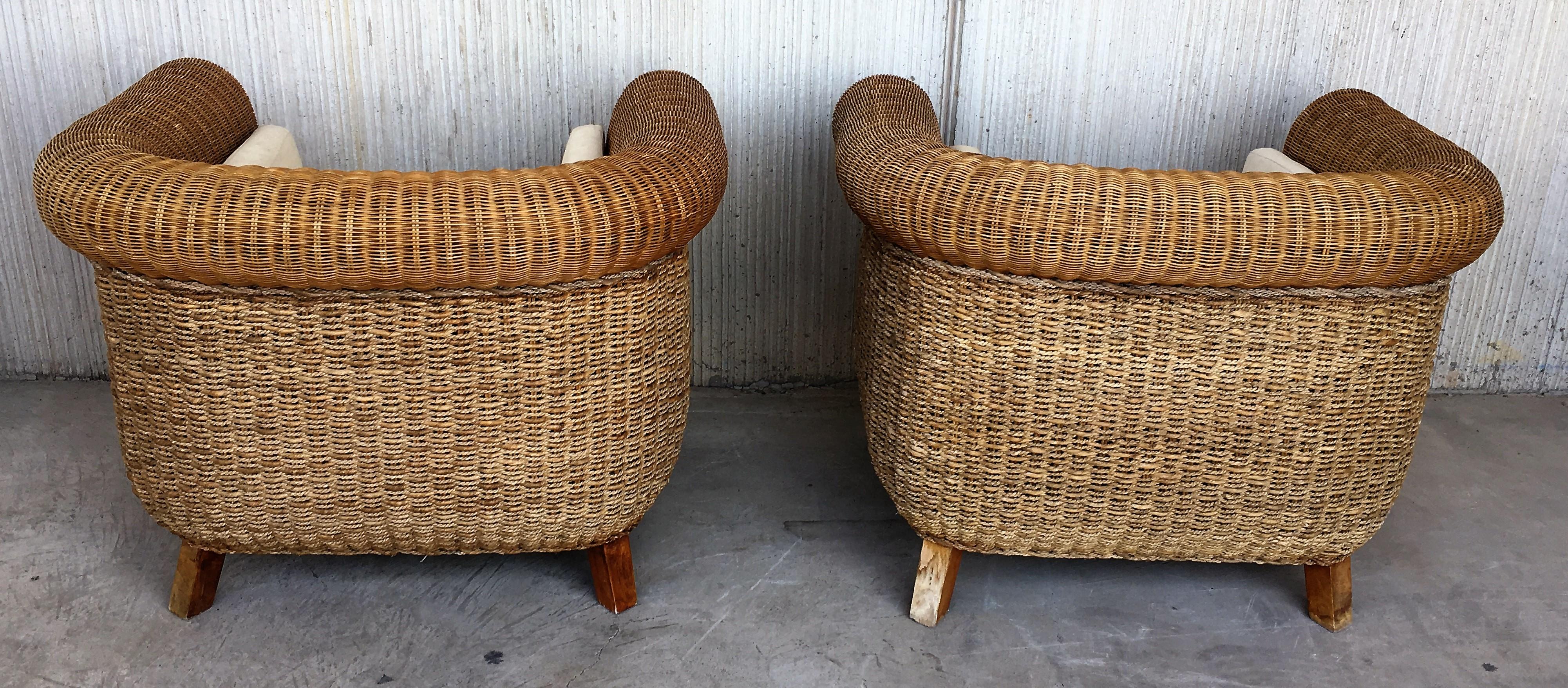 Ensemble de grands fauteuils du milieu du siècle dernier avec table basse assortie, rotin et bois en vente 1