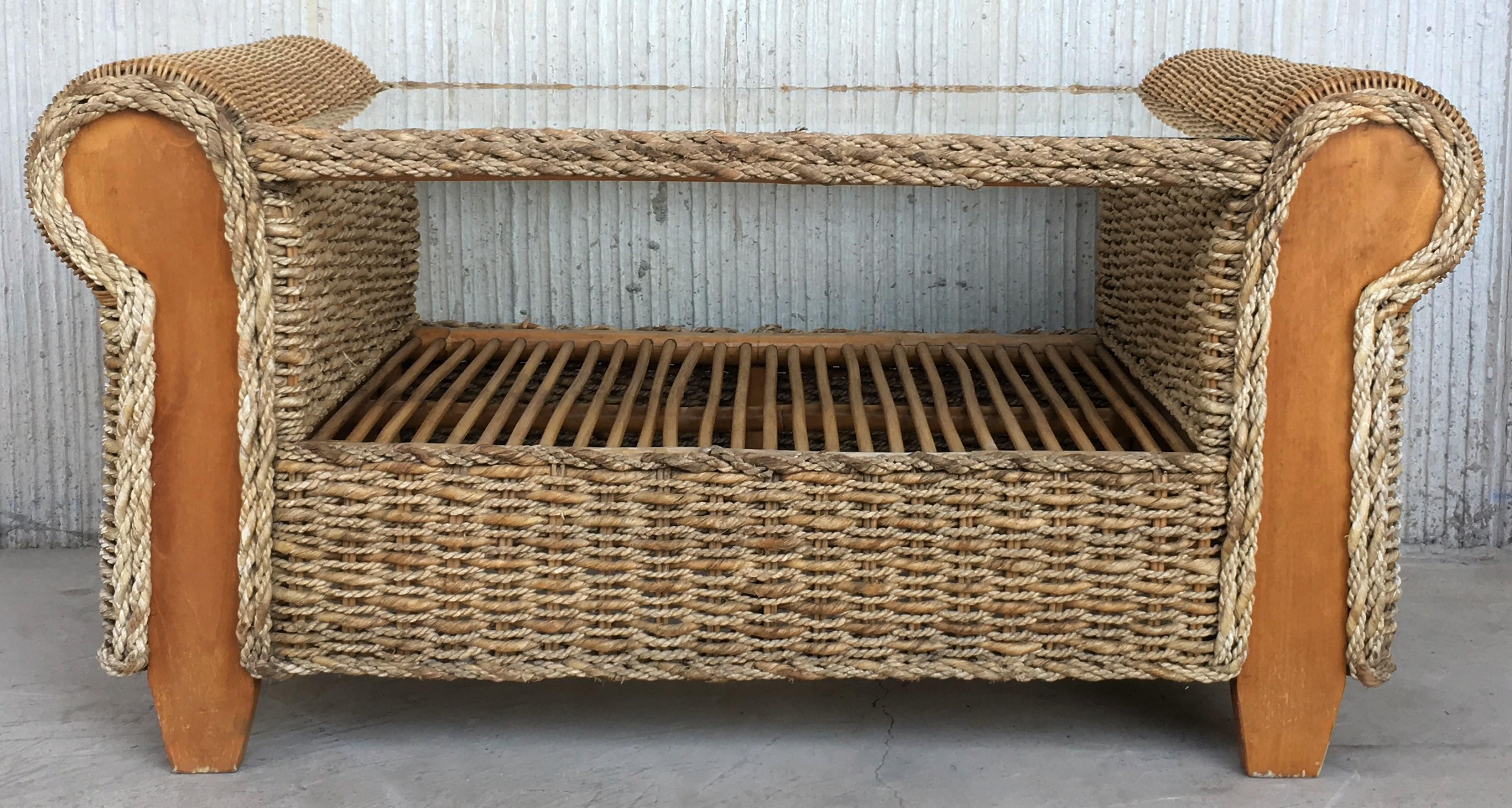 Ensemble de grands fauteuils du milieu du siècle dernier avec table basse assortie, rotin et bois en vente 2