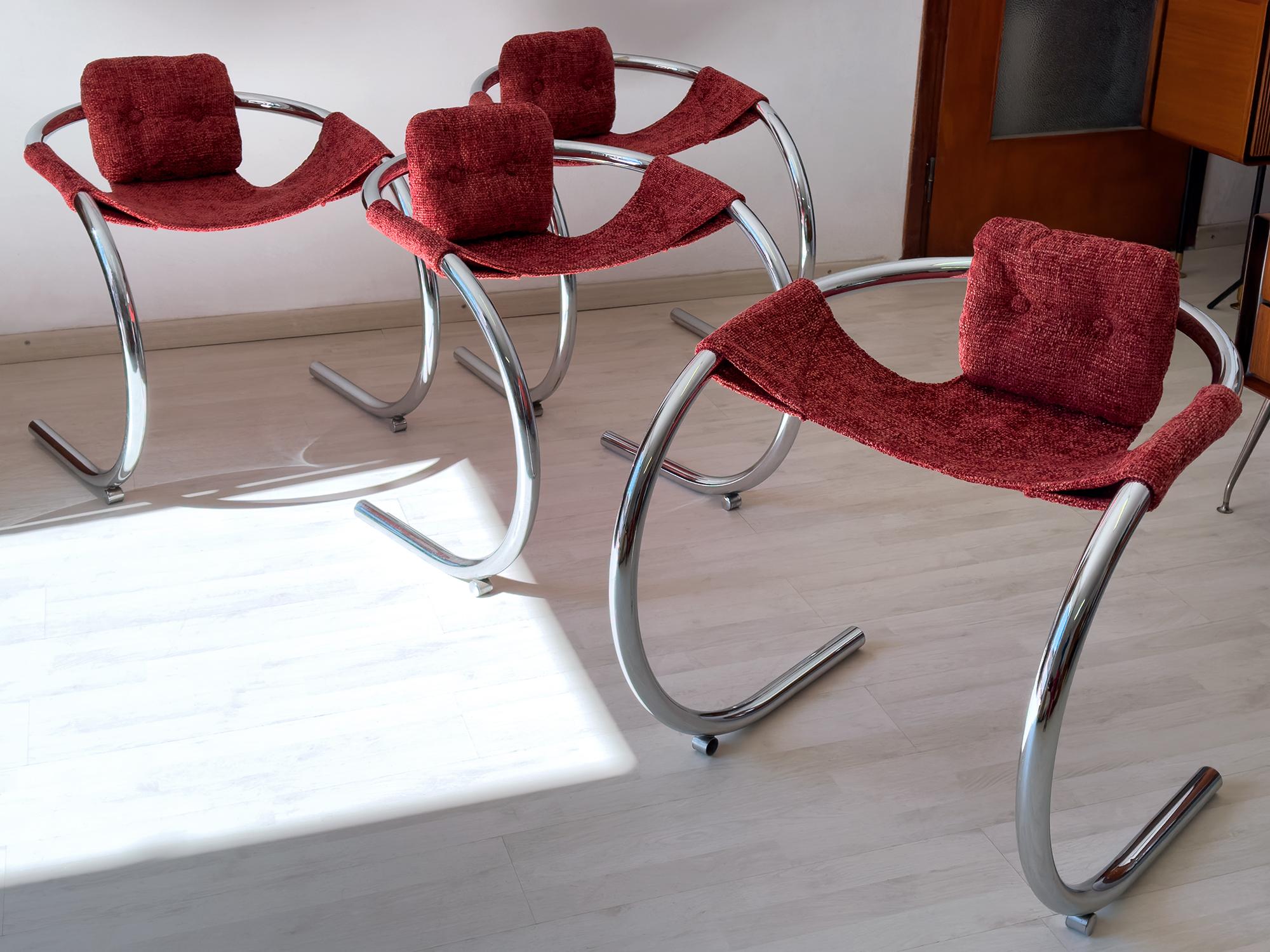 Très rare et superbe ensemble de quatre chaises conçues par Byron Botker pour Lande Manufacturing Co. dans les années 1970.
Les structures métalliques chromées incurvées sont très robustes et en très bon état pour l'époque, comme le montrent les