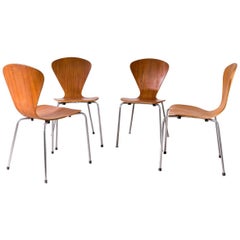 Ensemble de quatre chaises danoises en placage de bois de sablier du milieu du siècle dernier