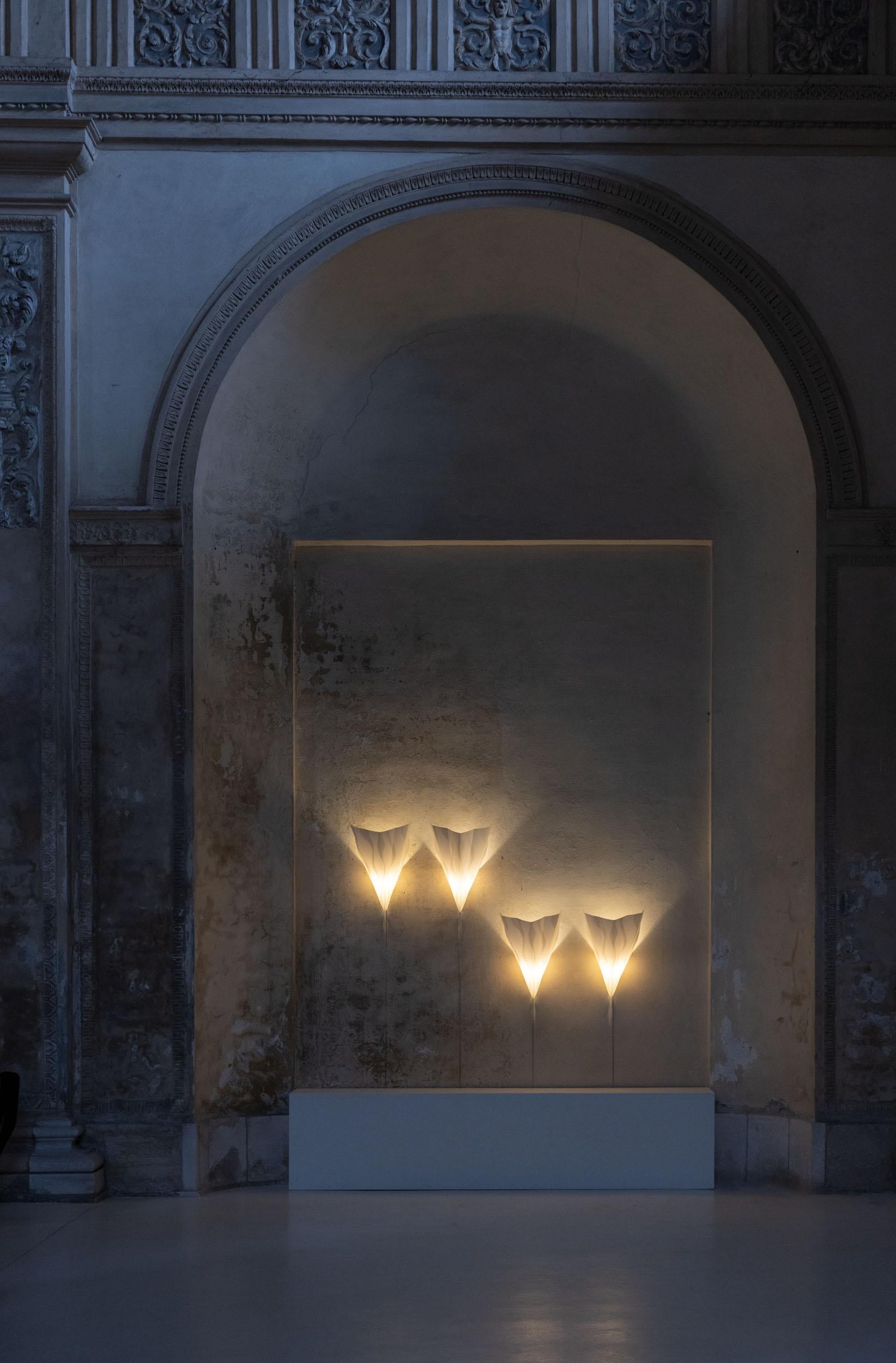 Vier Sister-Lampen aus der Mitte des Jahrhunderts, entworfen von Riccardo Dalisi für Oluce im Jahr 1990. 
Die Textur des Lampenschirms erinnert an Pergamentpapier 
Äußerst interessante Stücke italienischen Designs in perfektem Zustand.
Gemeldet für