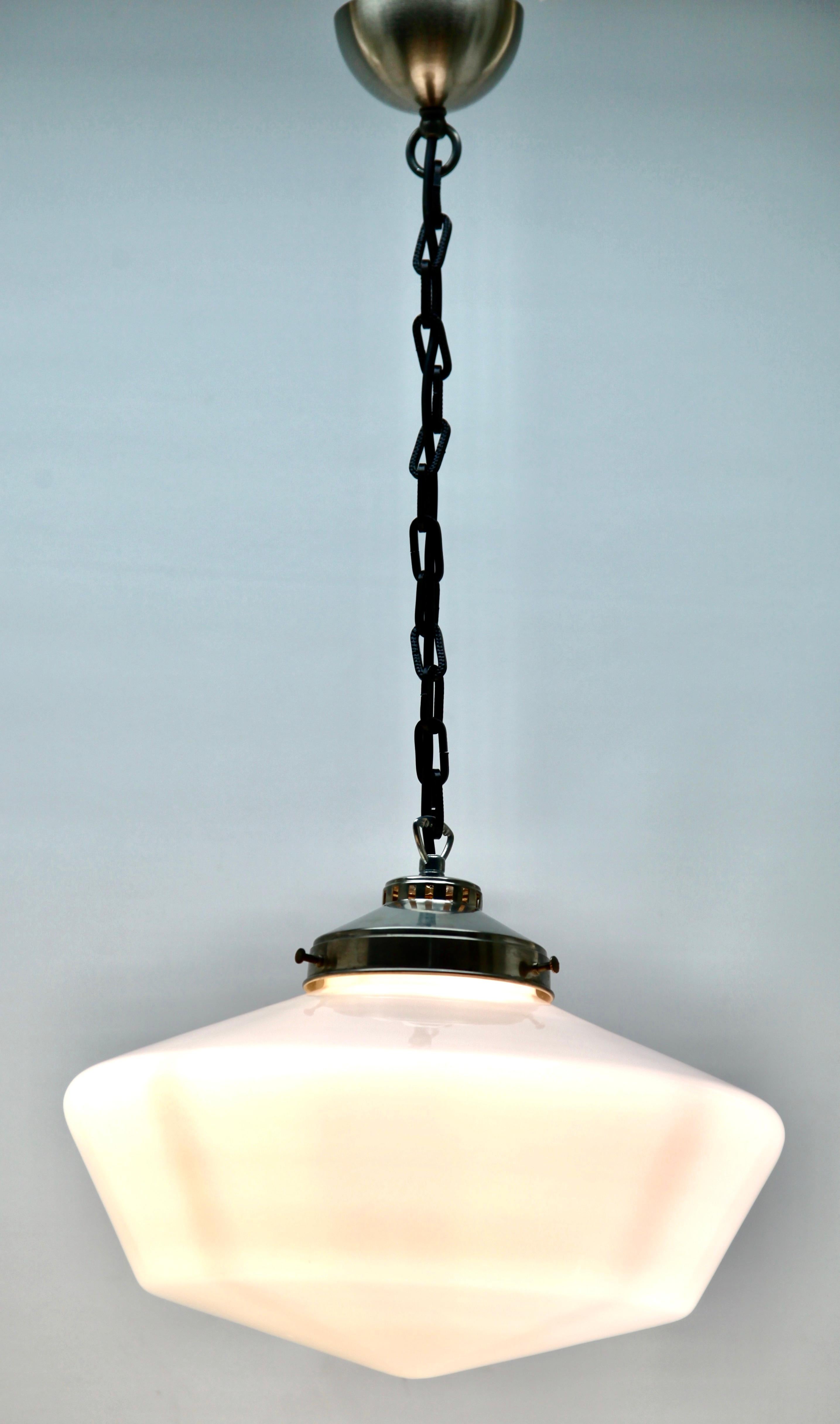 Hanging pendant light from the late 1960s on an adjustable chain, with an opaline shade. Its Classic modernist form and simplicity in design, make it an iconic example of midcentury home lighting.
Size shade: Height 23 cm- 9.05-inch, diameter 36 cm