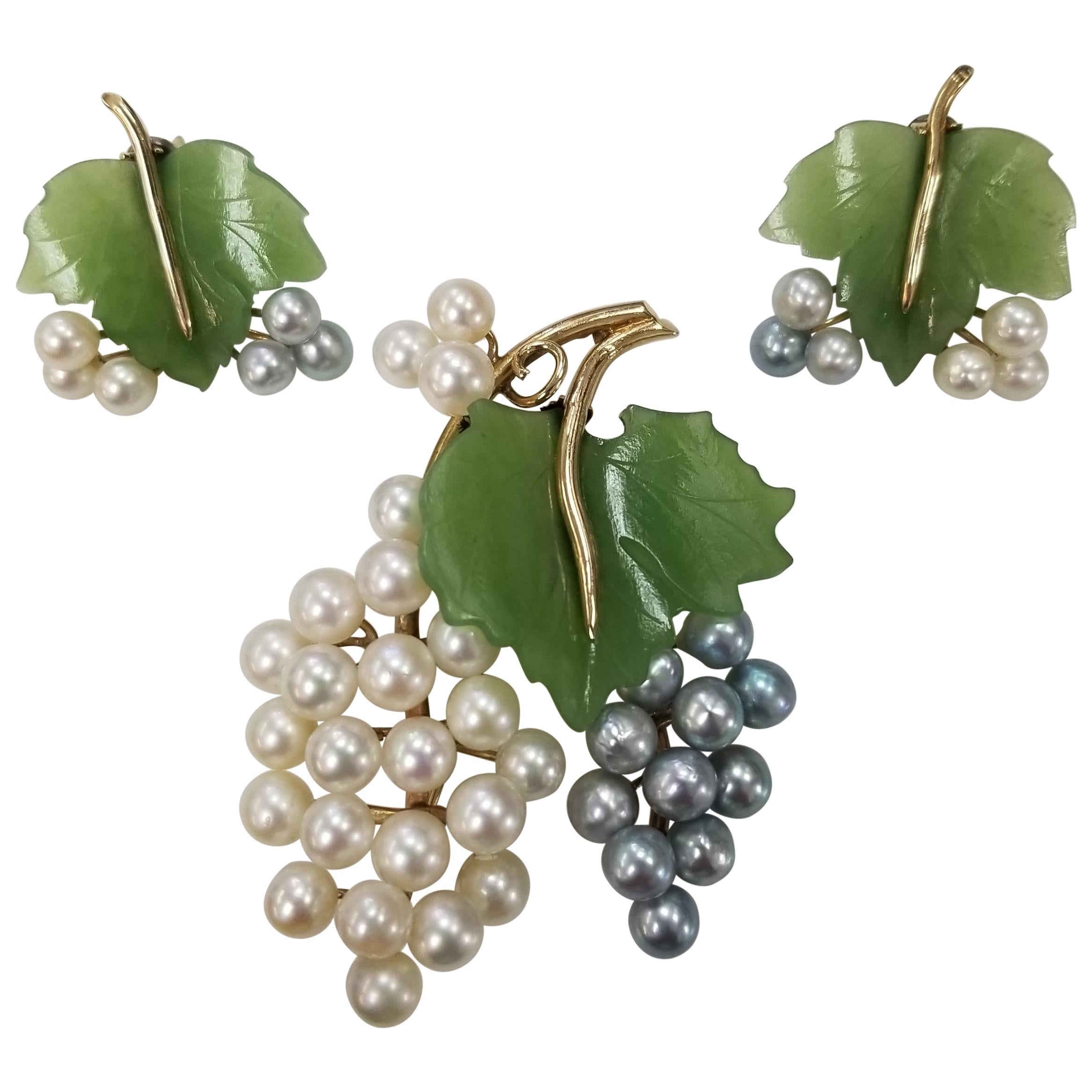 Midcentury Set of Pin and Earrings Carved Nephrite and Pearls in a 14 Karat For Sale