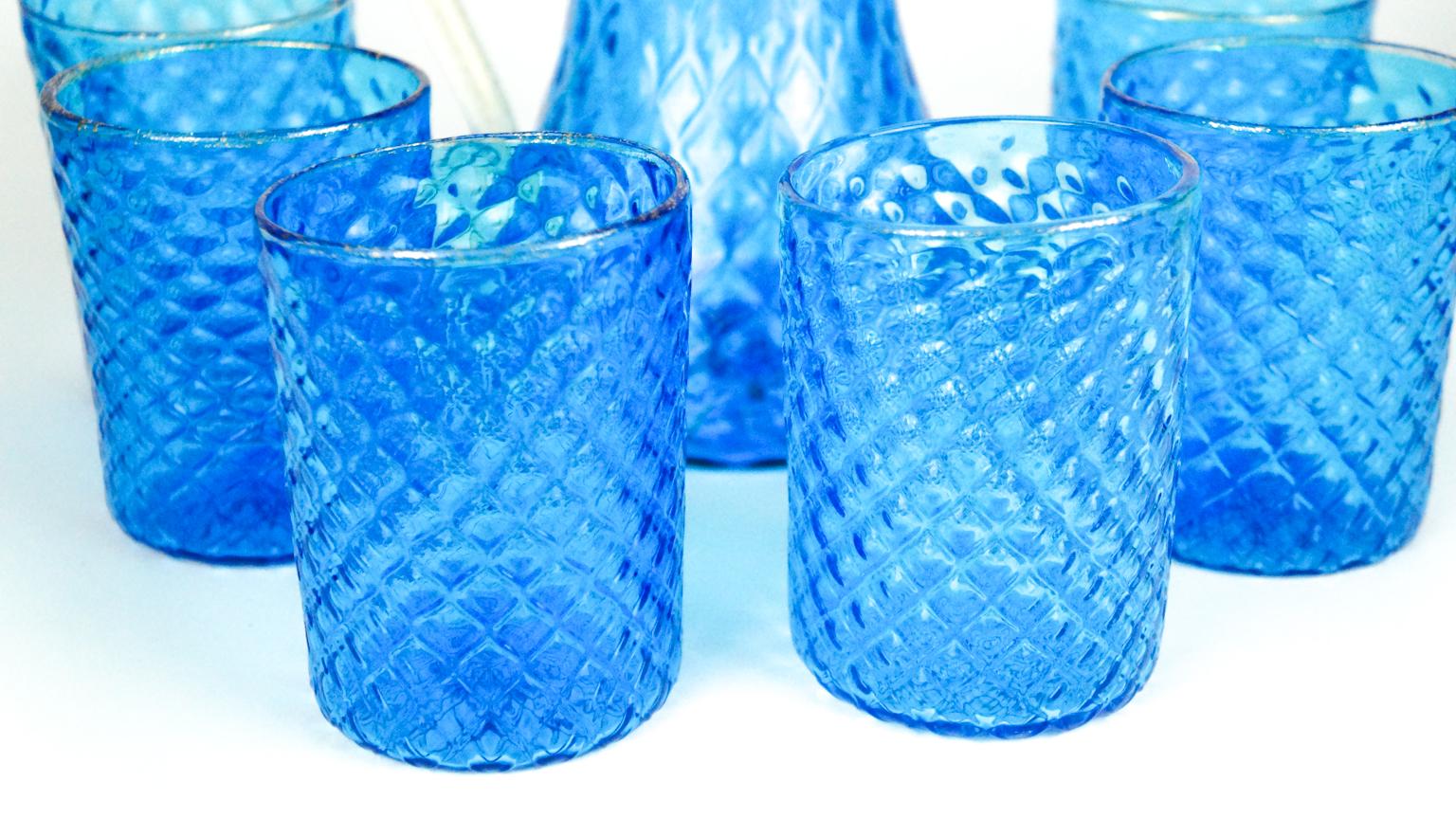 Mid-Century moderno Set di sei bicchieri di Murano blu chiaro e oro con brocca, 1990 in vendita