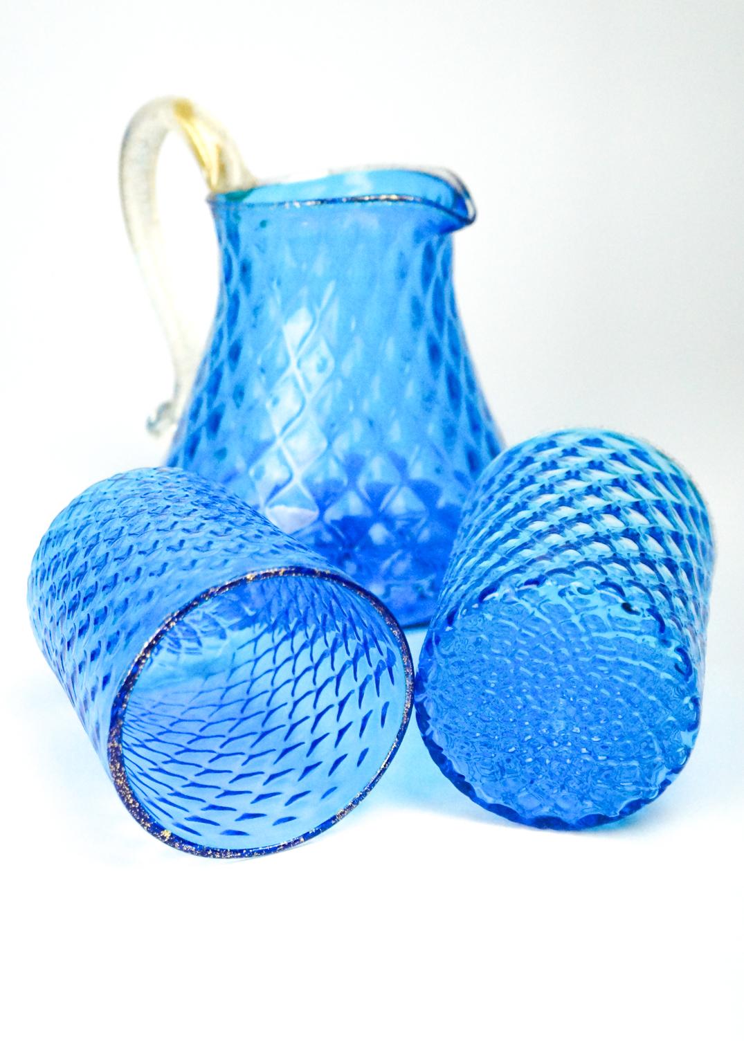 Fine XX secolo Set di sei bicchieri di Murano blu chiaro e oro con brocca, 1990 in vendita