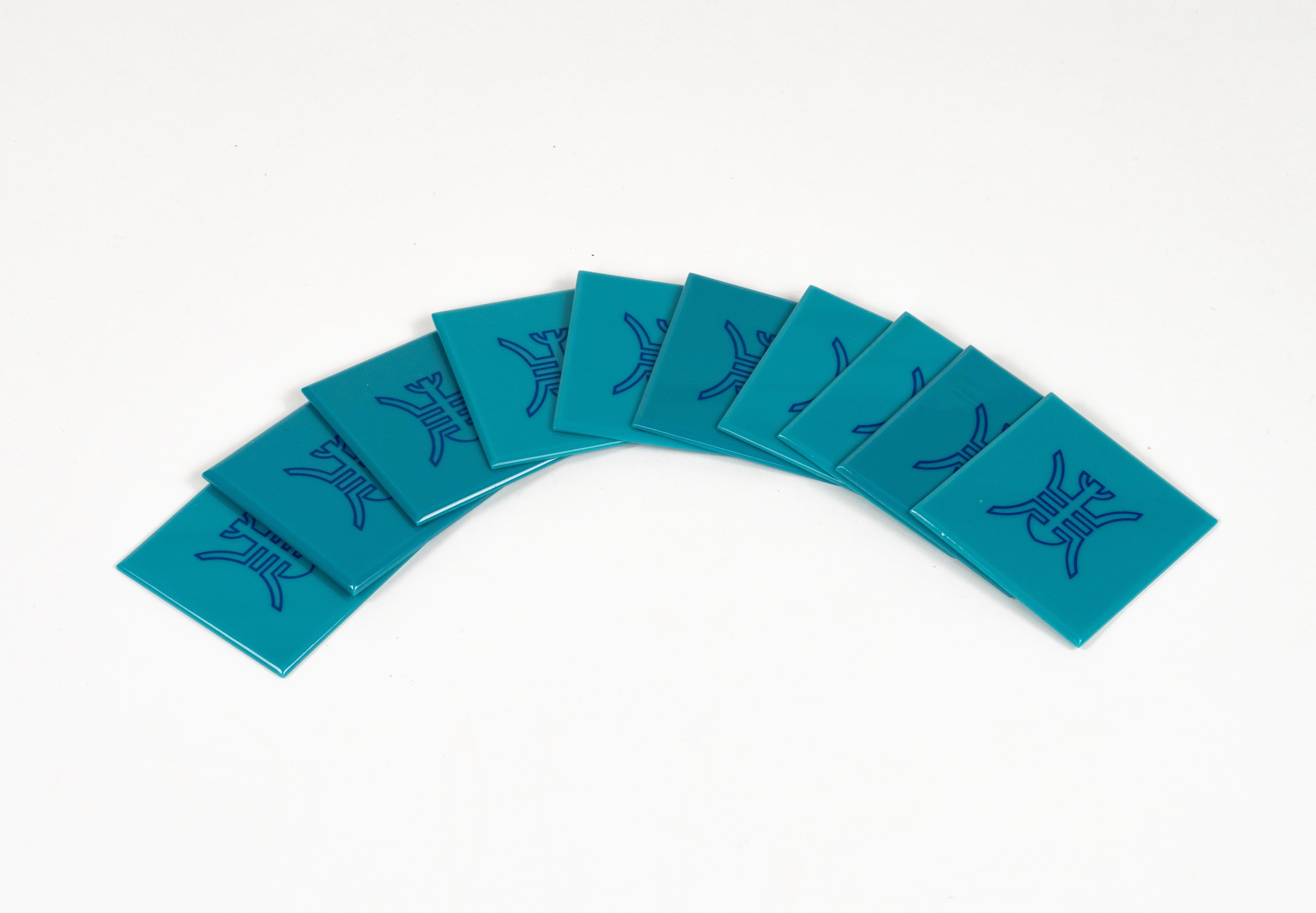 Precioso juego de diez posavasos cuadrados de acrílico azul cielo de mediados de siglo, obra de Tommaso Barbi.

Fabricado en Italia en la década de 1970.


