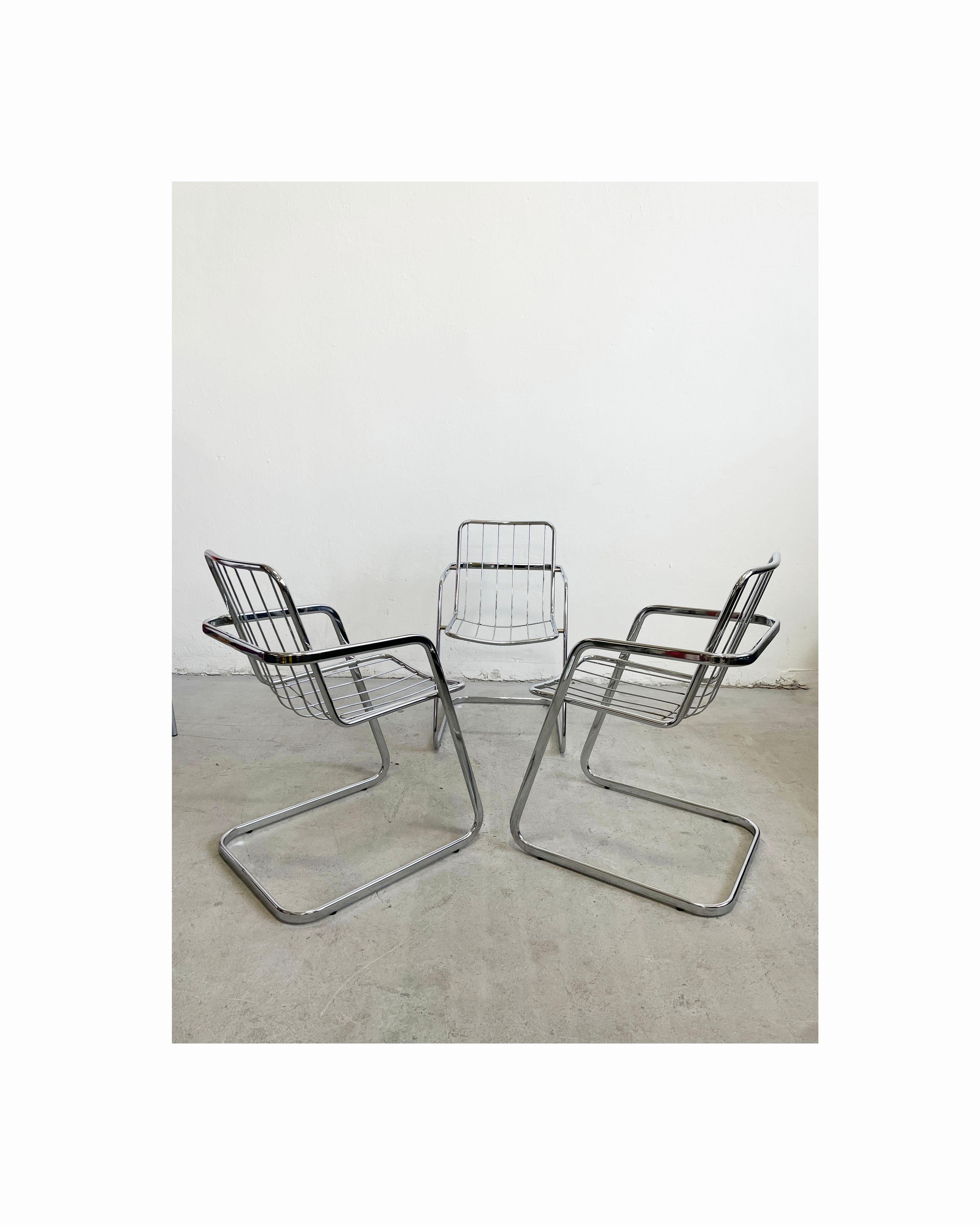 Ensemble de 3 chaises de salle à manger italiennes en chrome attribuées à Gastone Rinaldi, produites dans les années 1970 

Les chaises sont en chrome

La structure est saine et solide, les parties métalliques présentent de légères traces d'usure