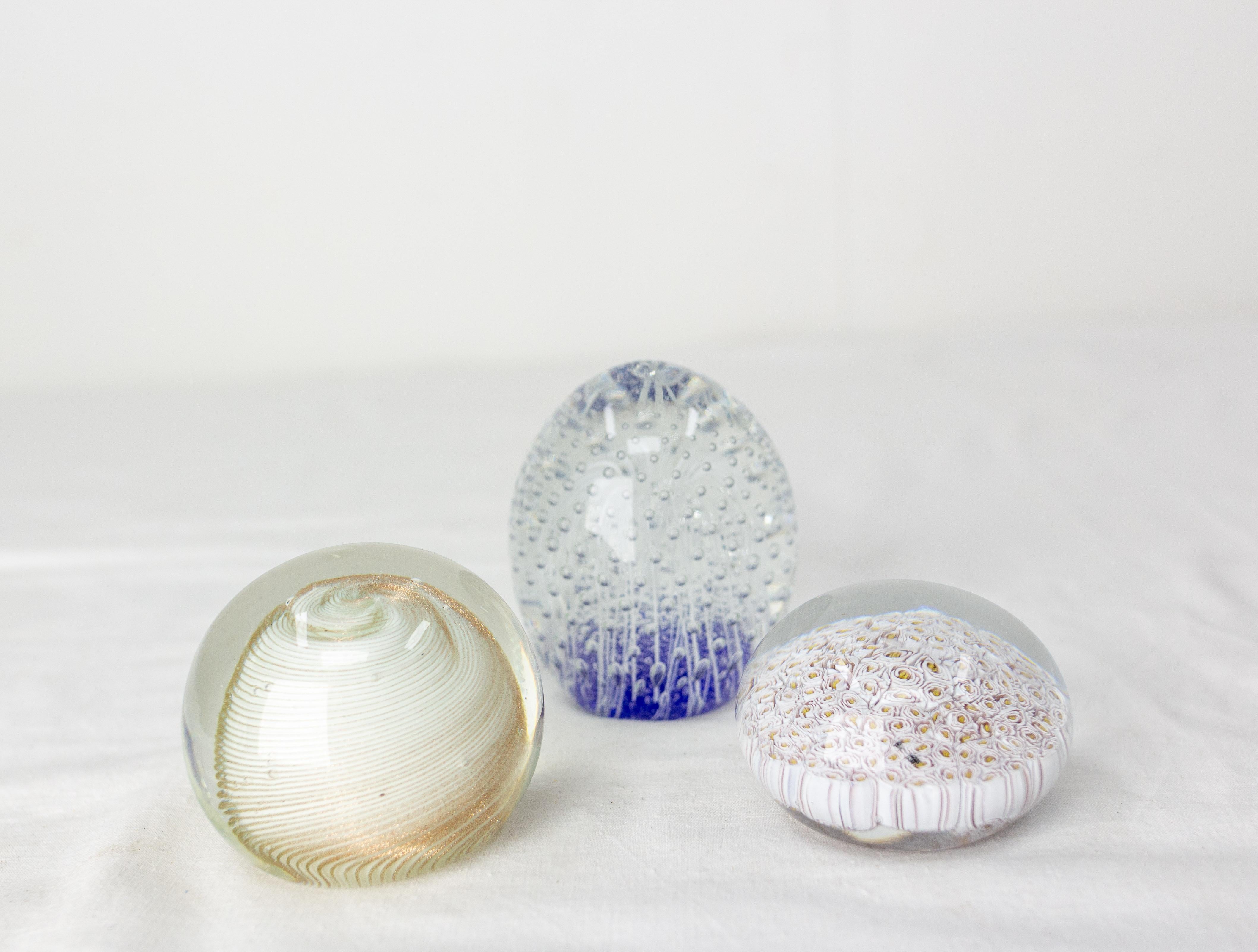 1960s set of three paperweights from Murano Venici
Italian Murano glass
Dimensions of each paperweight:
Blue paperweight: diameter 2.75 in. height 3.74 in. (7 x 9.5 cm)
Flowers paperweight: diameter 2.56 in. height 1.97 in. (6.5 x 5 cm)
Snow