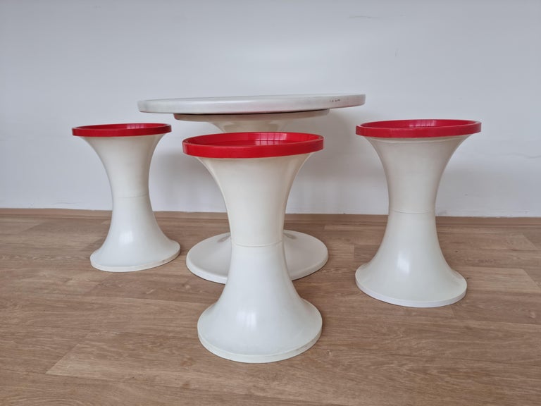 Midcentury Set of Three Tulip Stools and Coffee Table, Space Age, Germany, 1970s In Good Condition For Sale In Praha, CZ