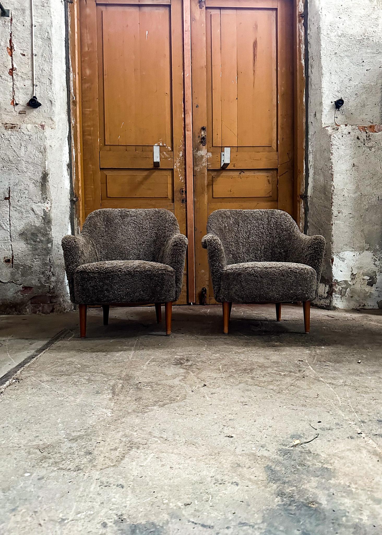 This model” Samspel” lounge chairs was designed by Carl Malmsten in 1956 and manufactured during that time at AB Record Bollnäs Sweden. These two chairs have been fully reupholstered and now have its beautiful famous lines made in 