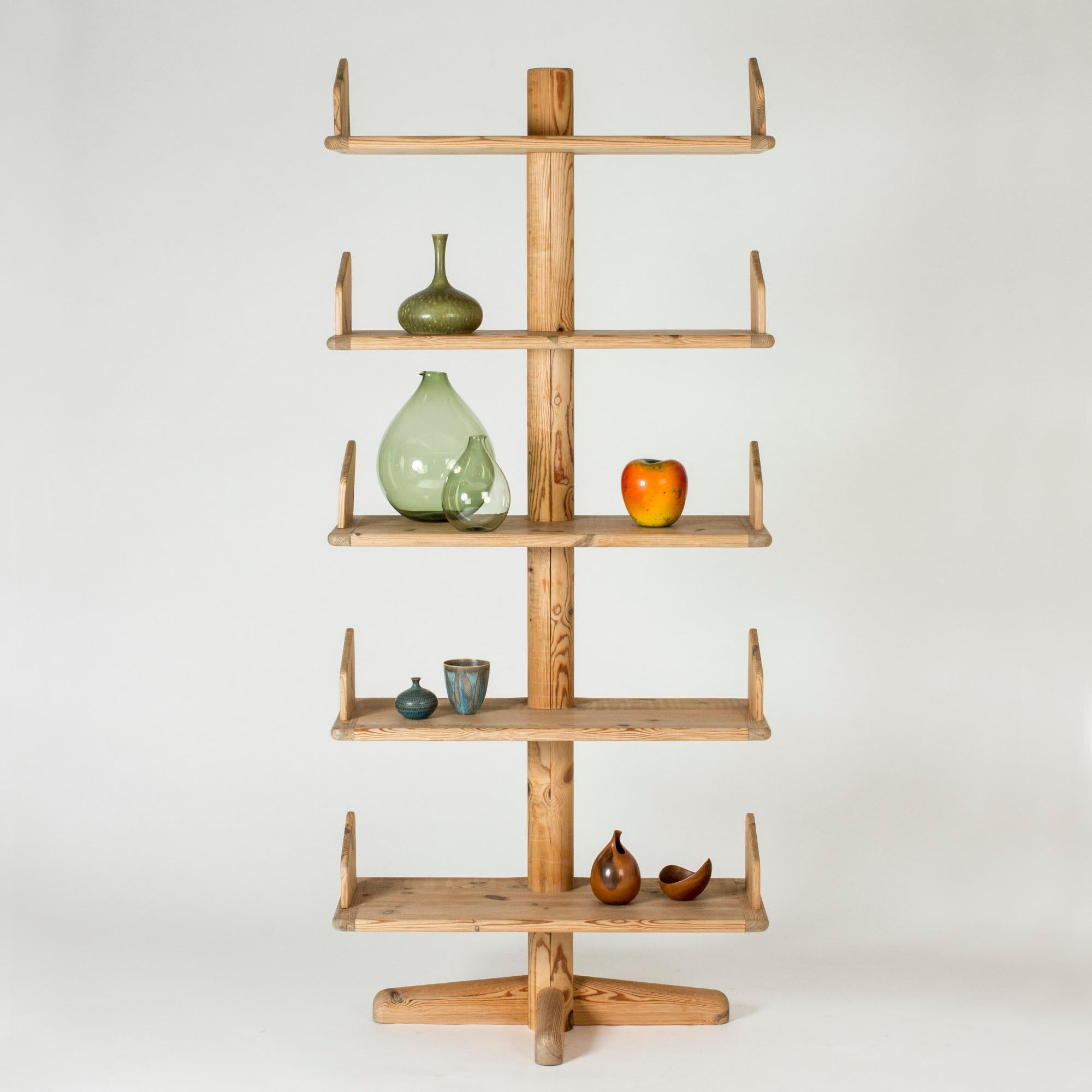 Striking Danish midcentury display shelf, made from solid pine. Rustic design with smooth lines, beautiful woodgrain.