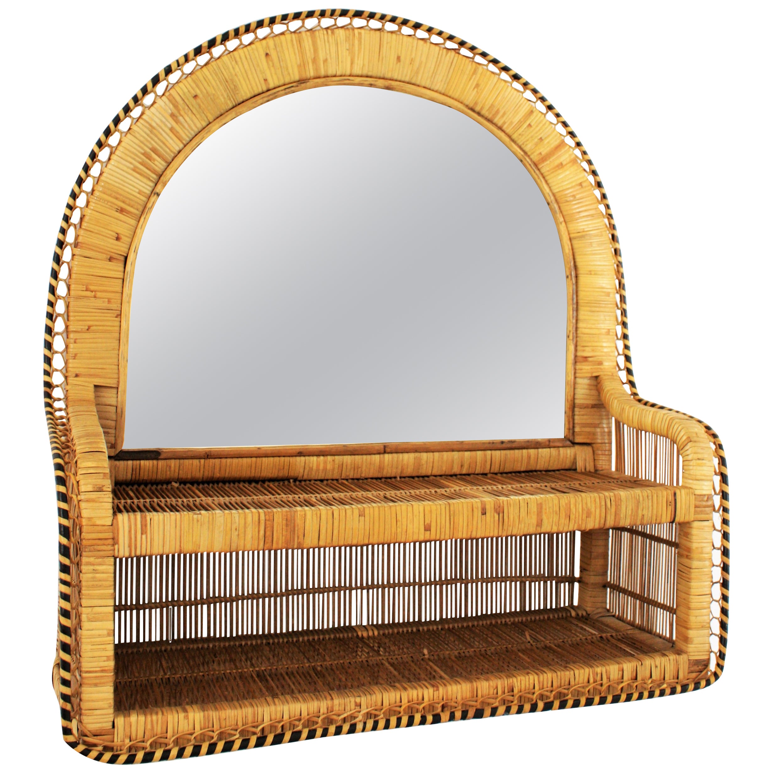 Espejo de pared con estante de ratán y mimbre tejido
Llamativo espejo de estantería de ratán bicolor tejido a mano en España y mimbre al estilo de la silla pavo real Emmanuelle. España, años