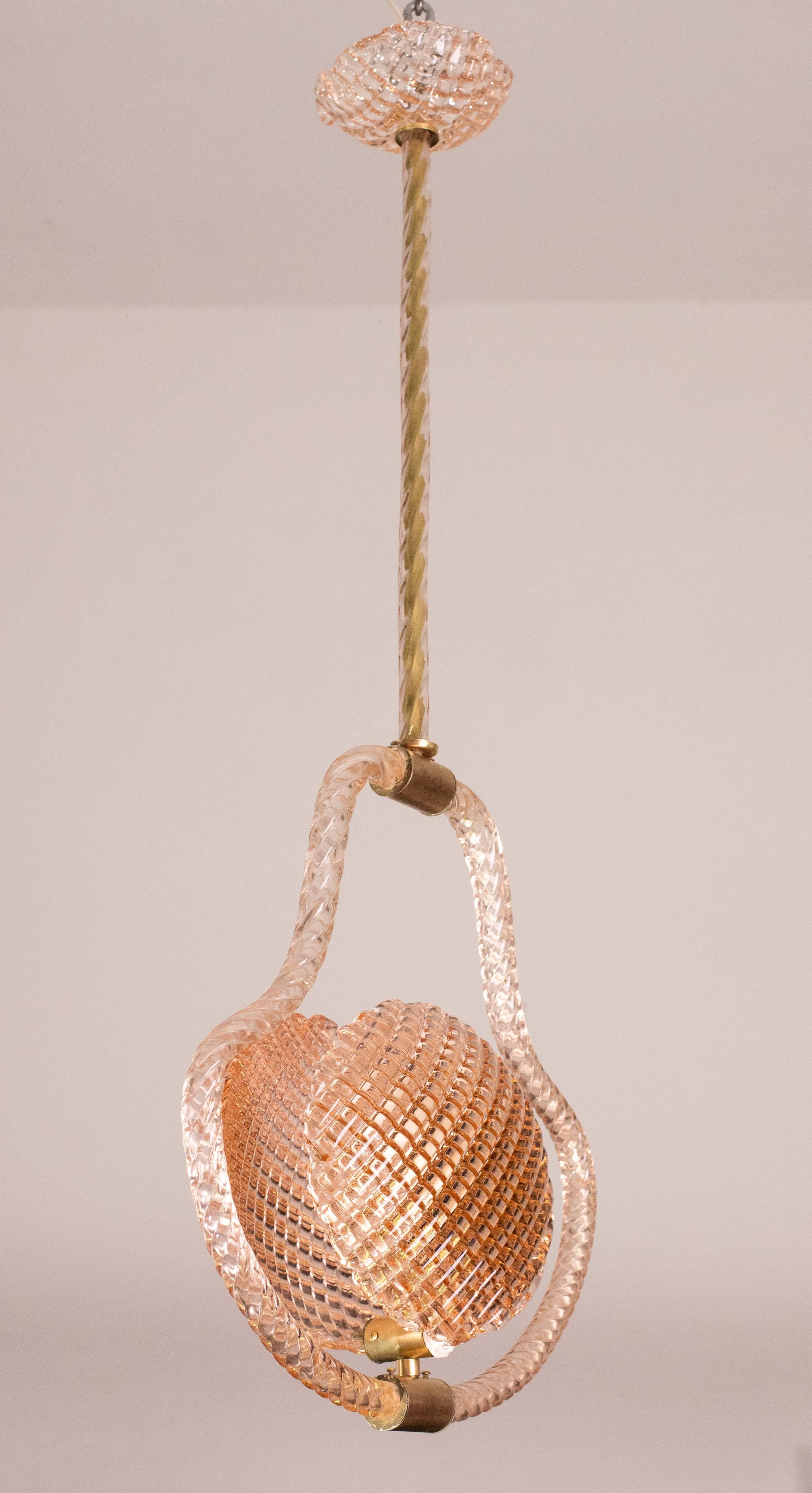 Stunning Murano chandelier by artist Barovier e Toso with rare murano pink glass.
The pendant consists of 5 glass elements and a brass structure, with the shape of a shell.
It mounts a European standard e27 lamp.
It measures 85 centimetres in height