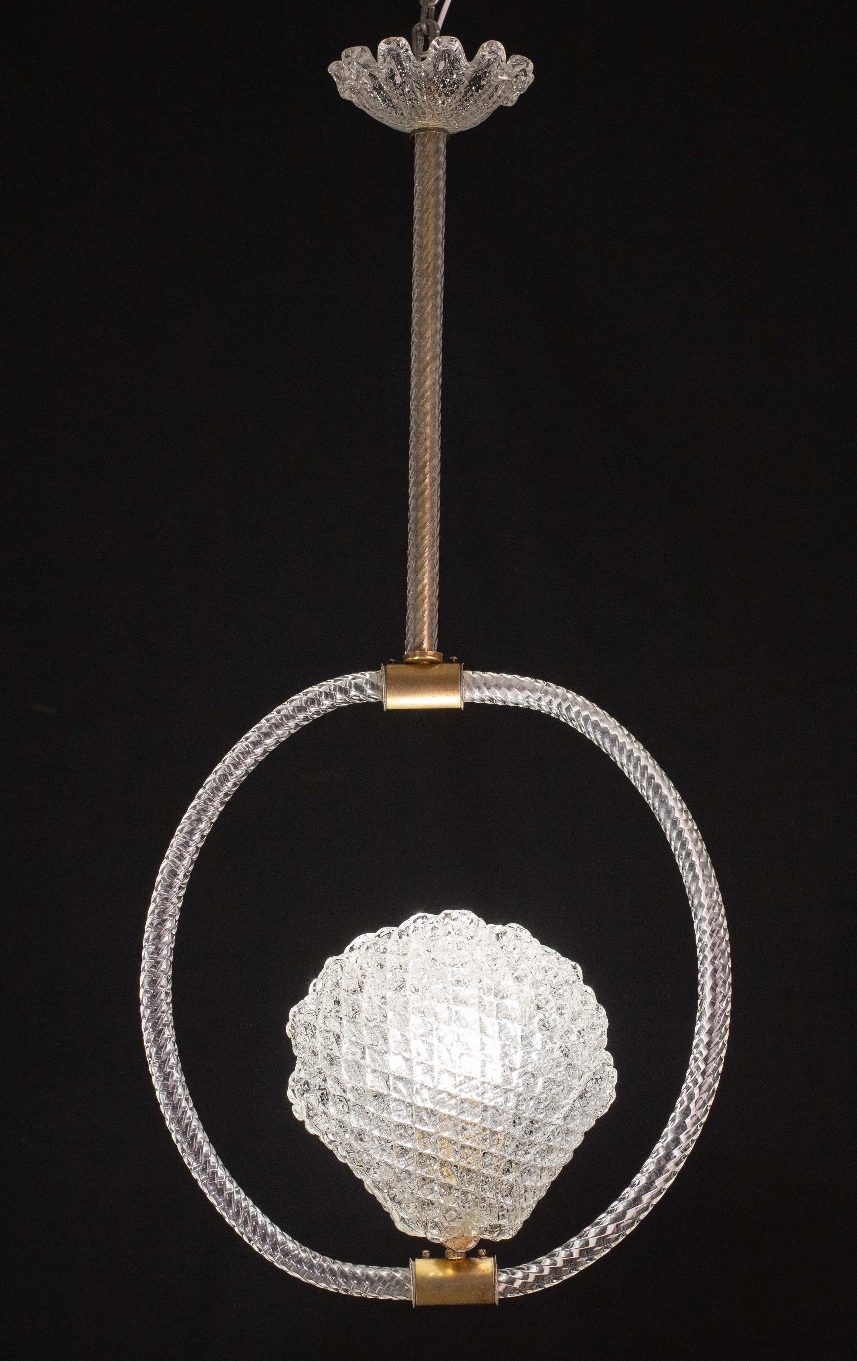 Stunning Murano chandelier by artist Barovier e Toso with murano glass.
The pendant consists of 5 glass elements and a brass structure, with the shape of a shell.
It mounts a European standard e27 lamp.
It measures 90 centimetres in height and 39