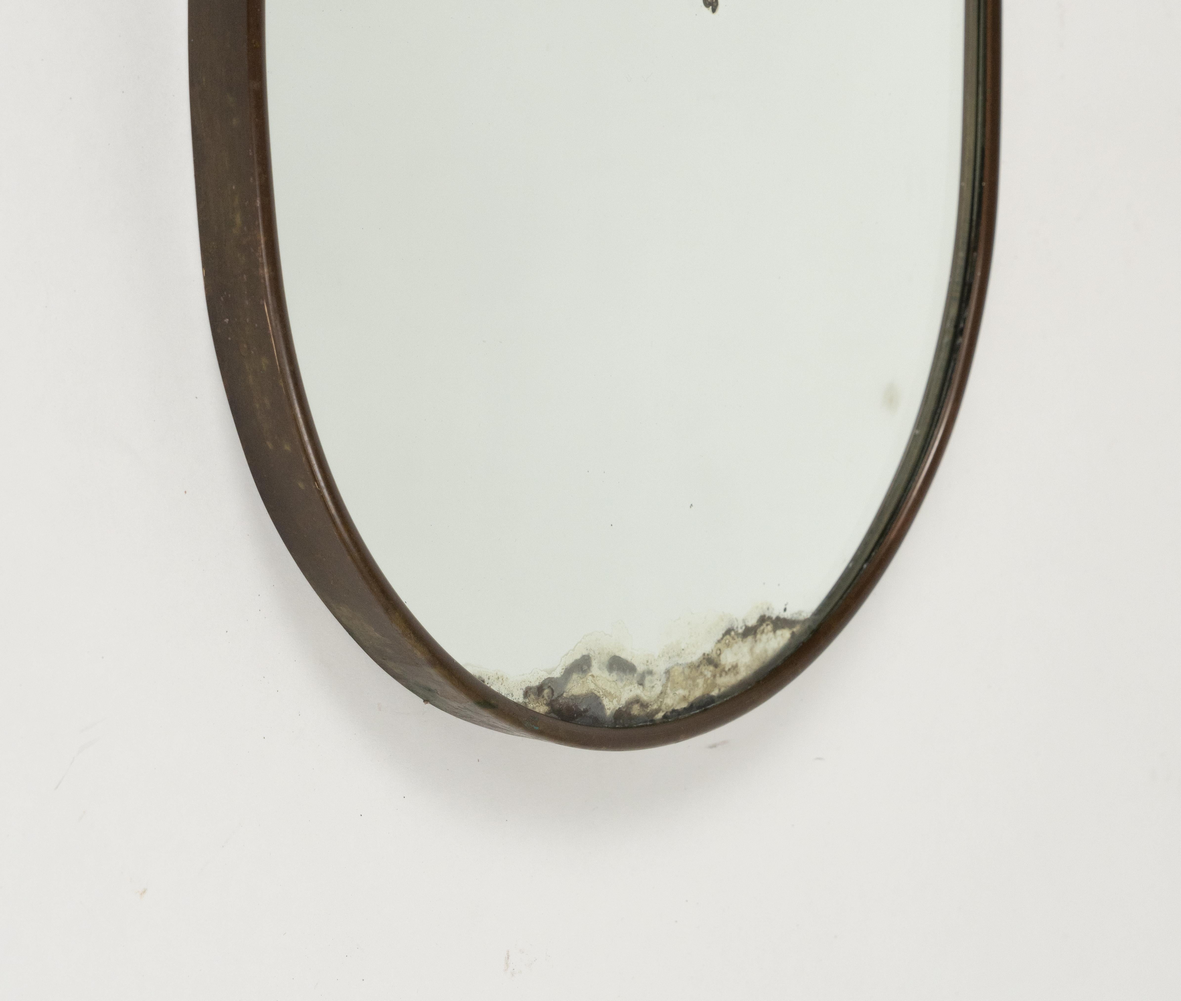 Specchio da parete a forma di scudo in ottone in stile Gio Ponti, Italia 1950s in vendita 3