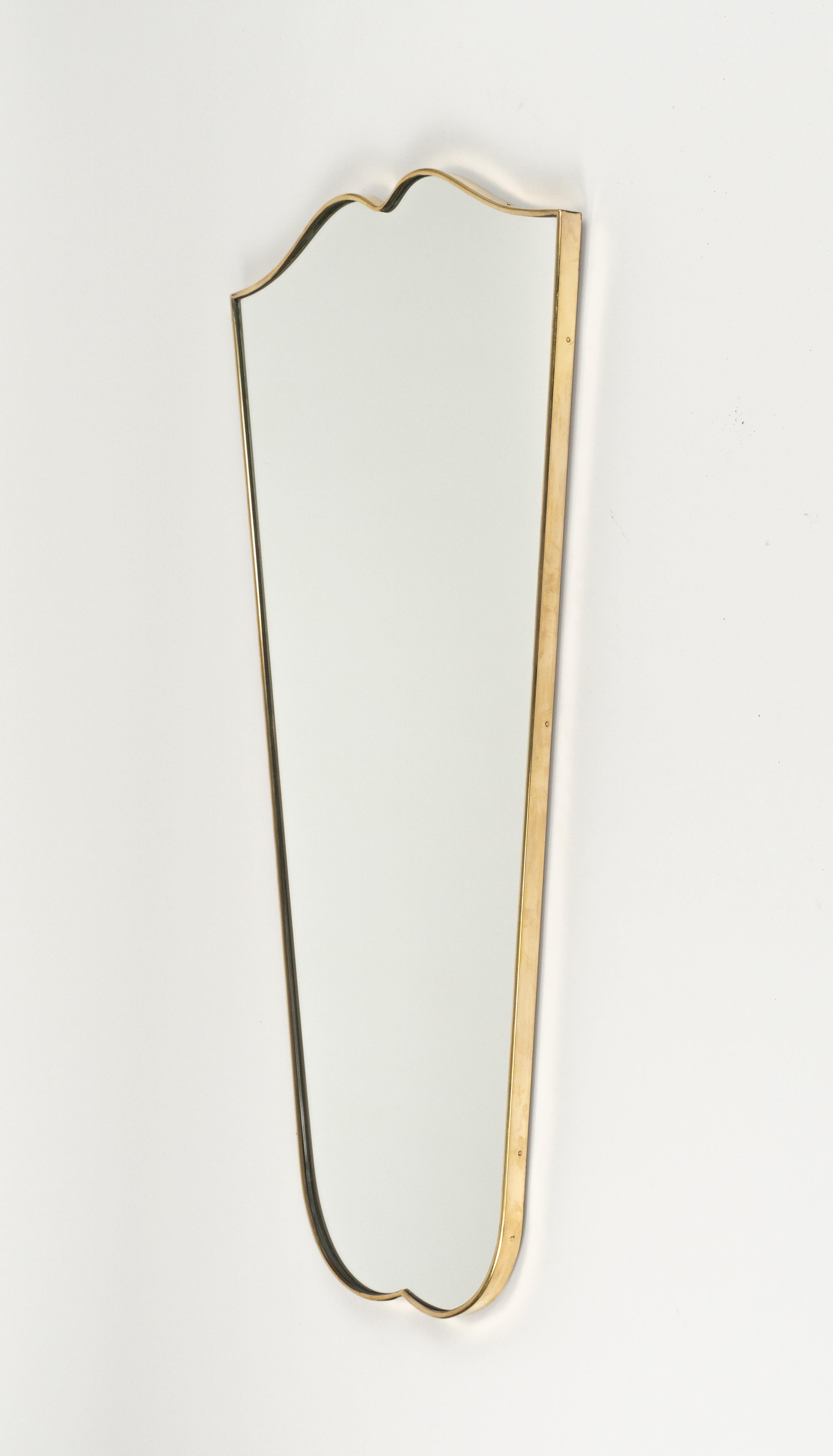 Specchio da parete a forma di scudo in ottone in stile Gio Ponti, Italia 1950s in vendita 3