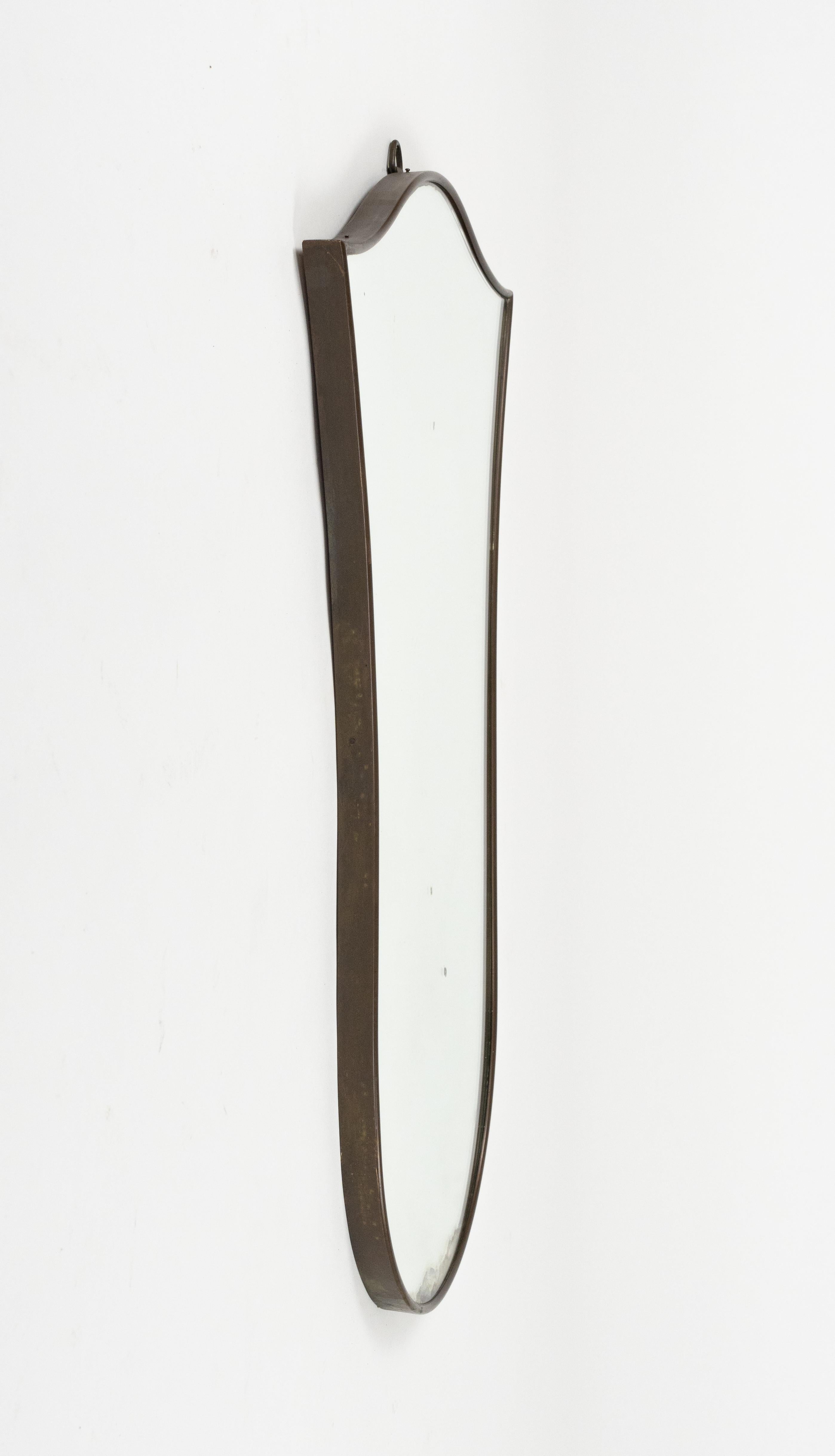 Specchio da parete a forma di scudo in ottone in stile Gio Ponti, Italia 1950s in vendita 4