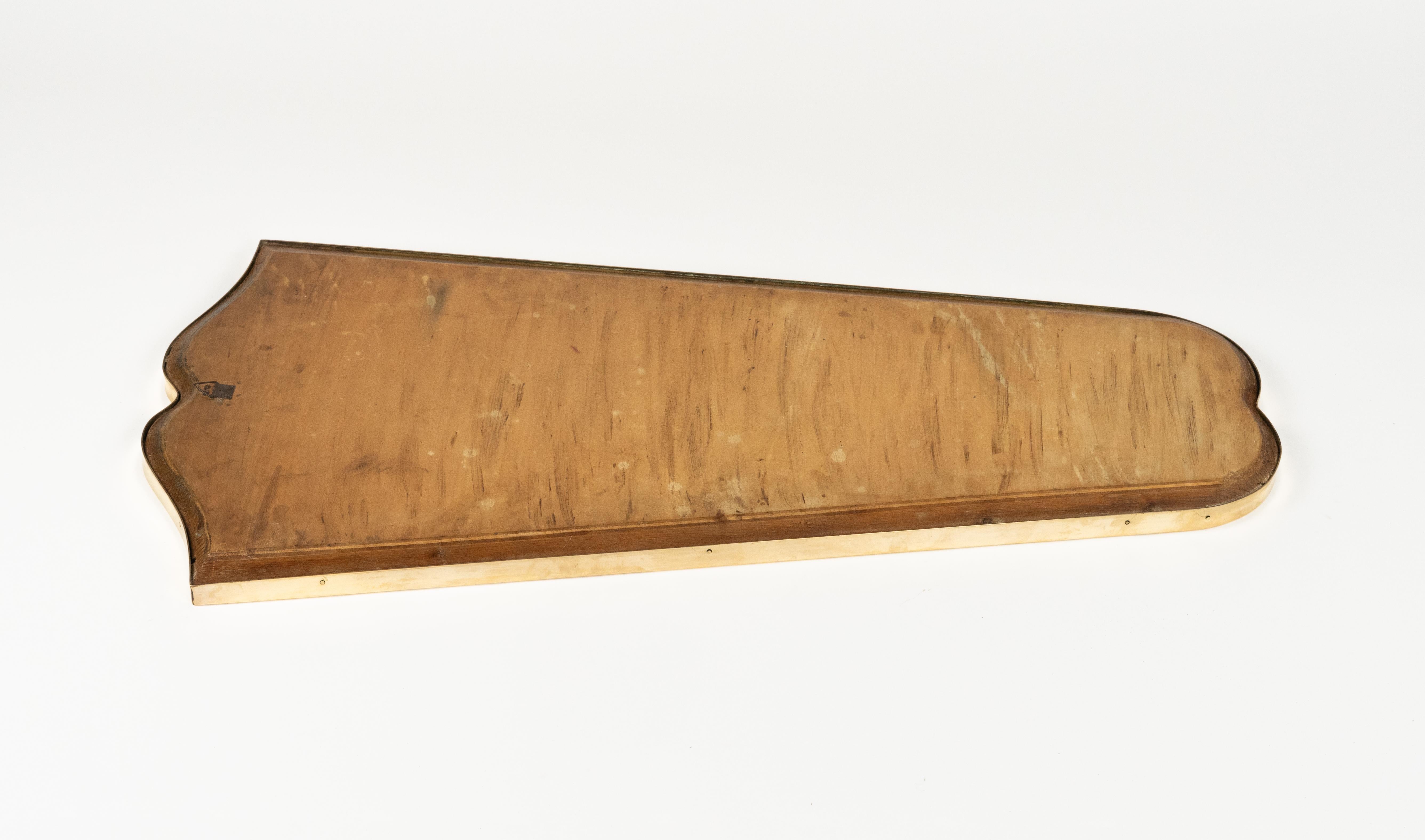 Specchio da parete a forma di scudo in ottone in stile Gio Ponti, Italia 1950s in vendita 4