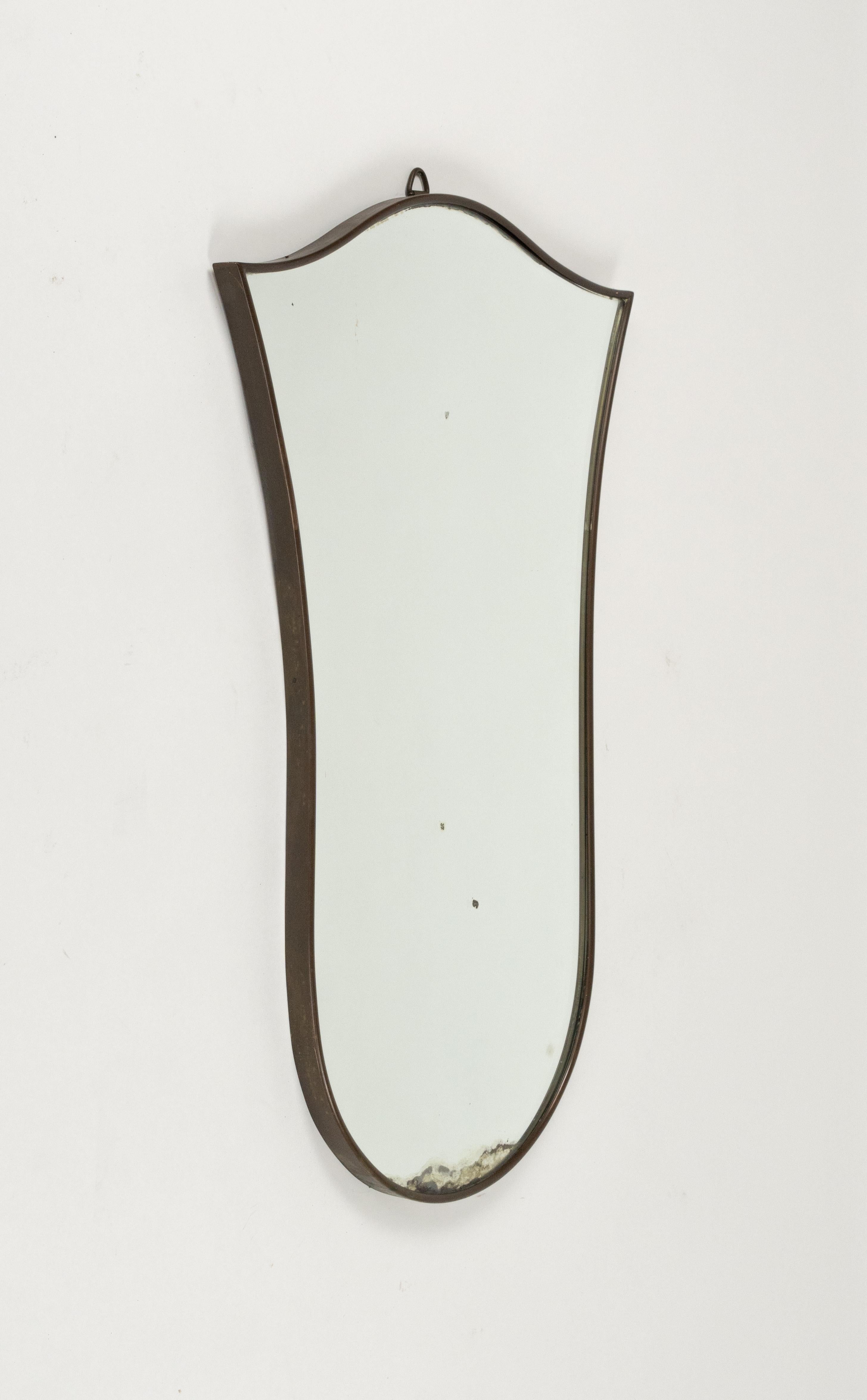 Specchio da parete a forma di scudo in ottone in stile Gio Ponti, Italia 1950s in vendita 5