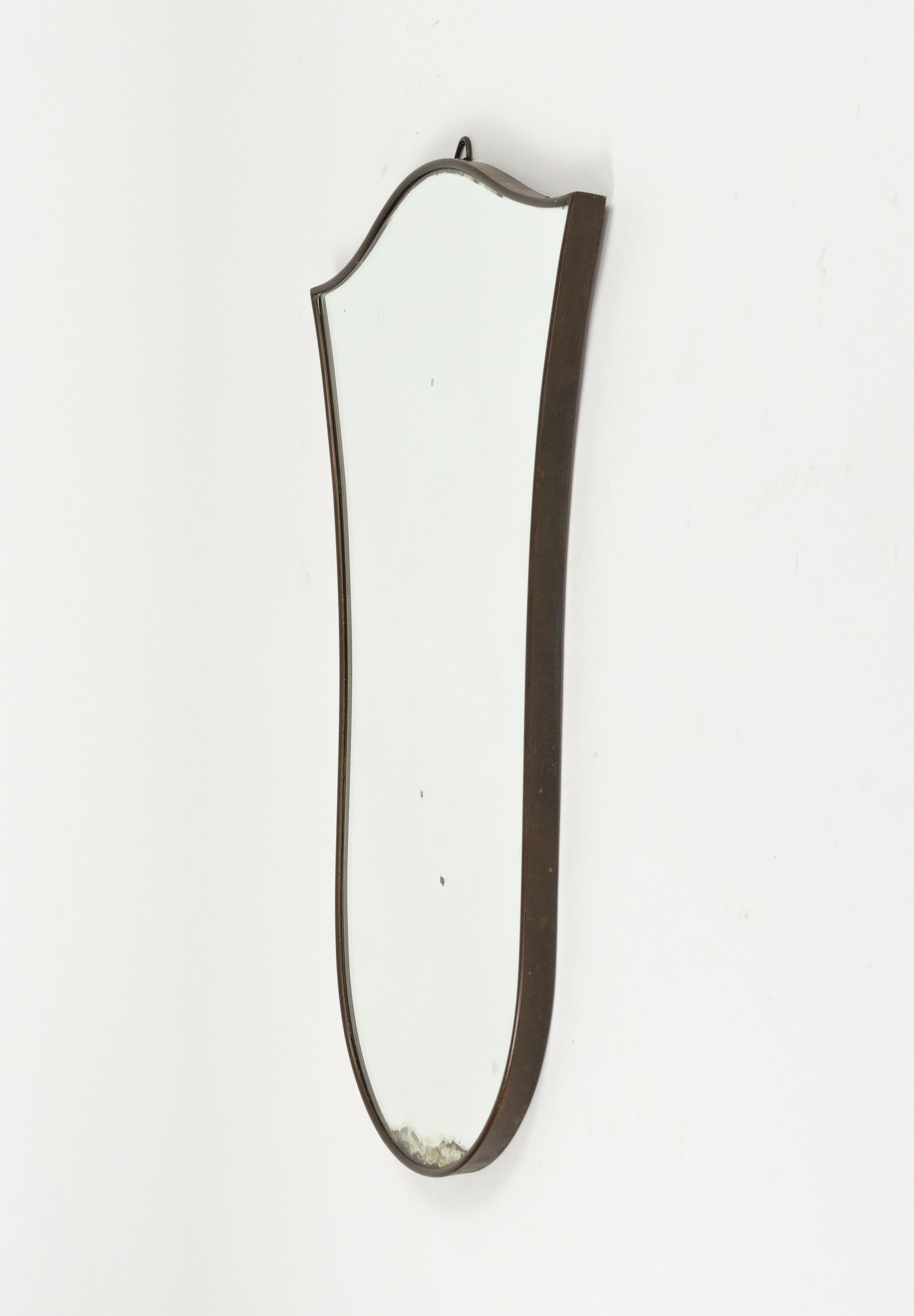 Specchio da parete a forma di scudo in ottone in stile Gio Ponti, Italia 1950s in vendita 6