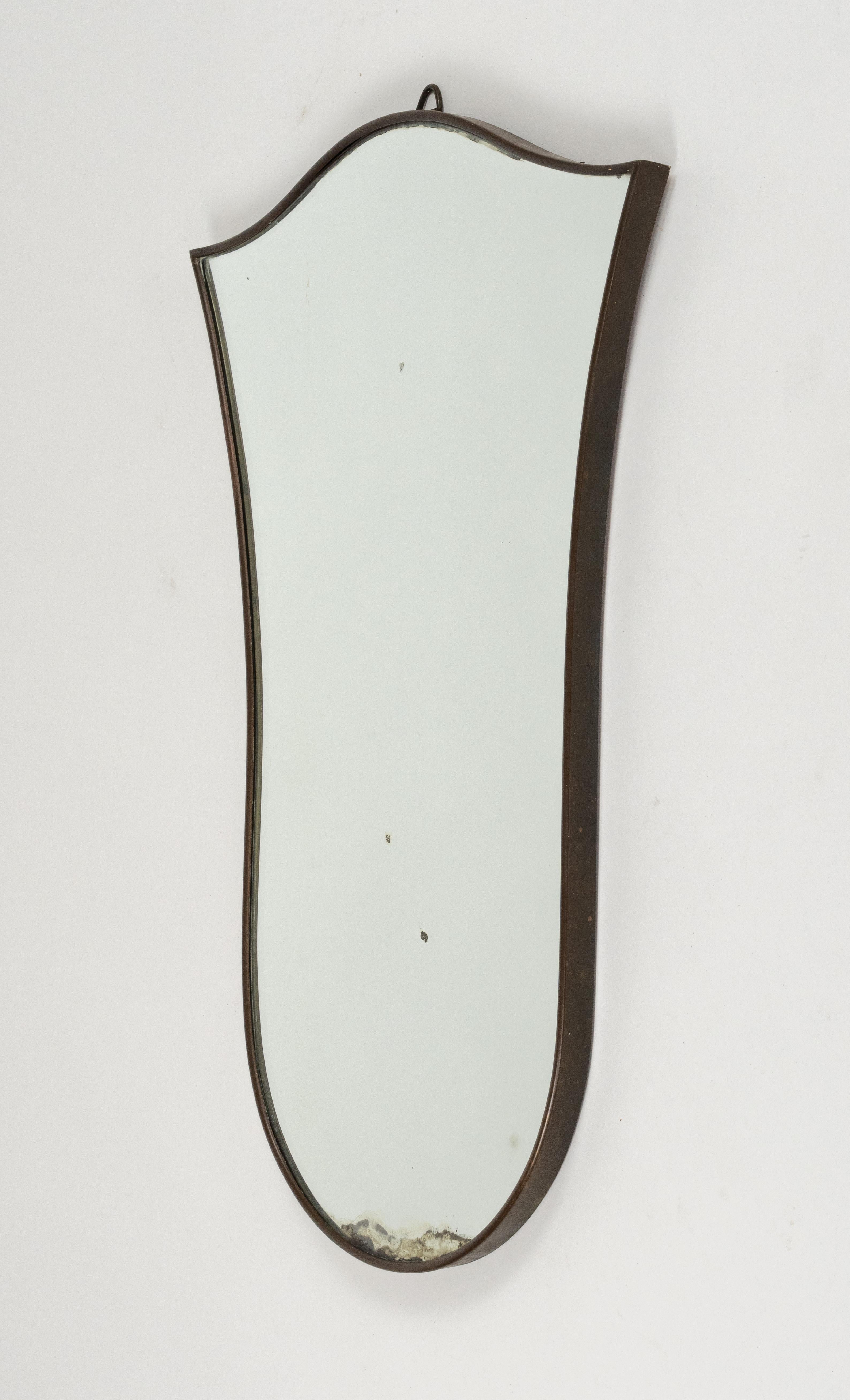 Specchio da parete a forma di scudo in ottone in stile Gio Ponti, Italia 1950s in vendita 7