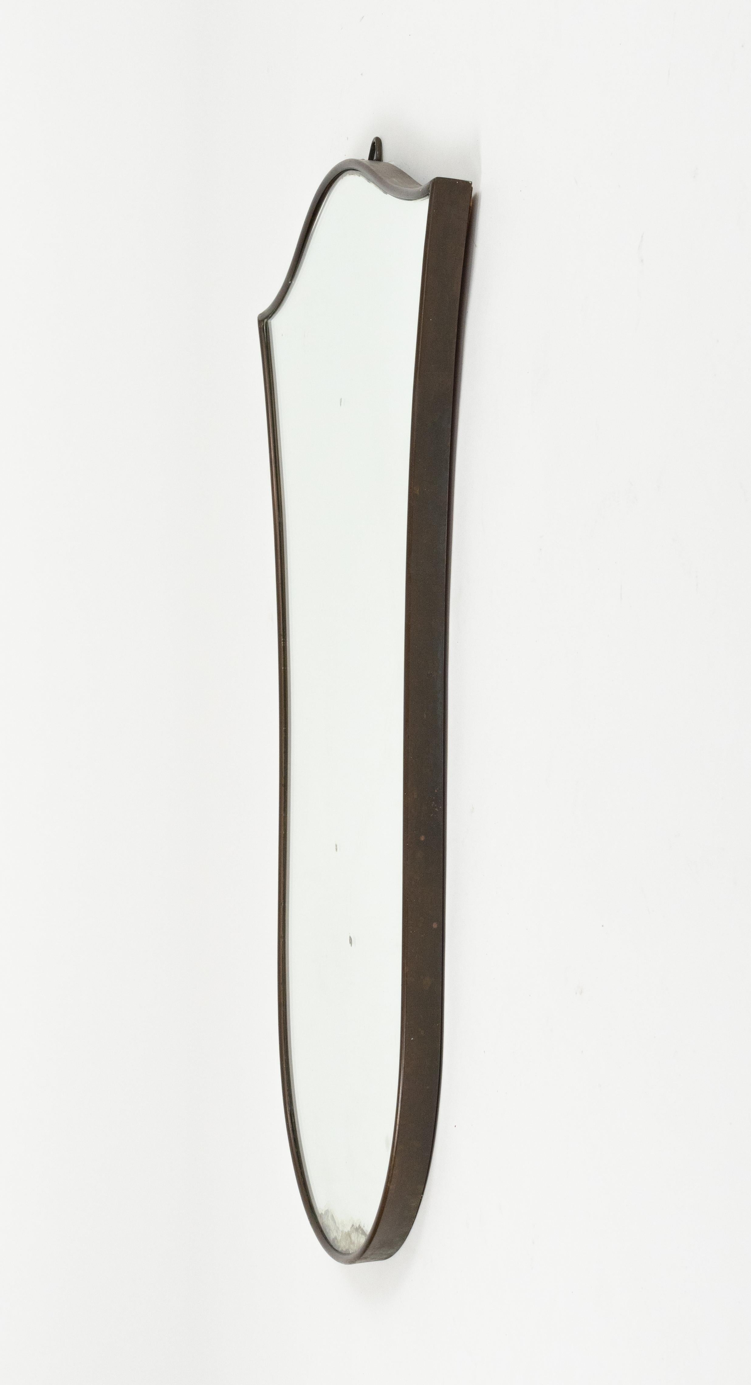 Specchio da parete a forma di scudo in ottone in stile Gio Ponti, Italia 1950s in vendita 8