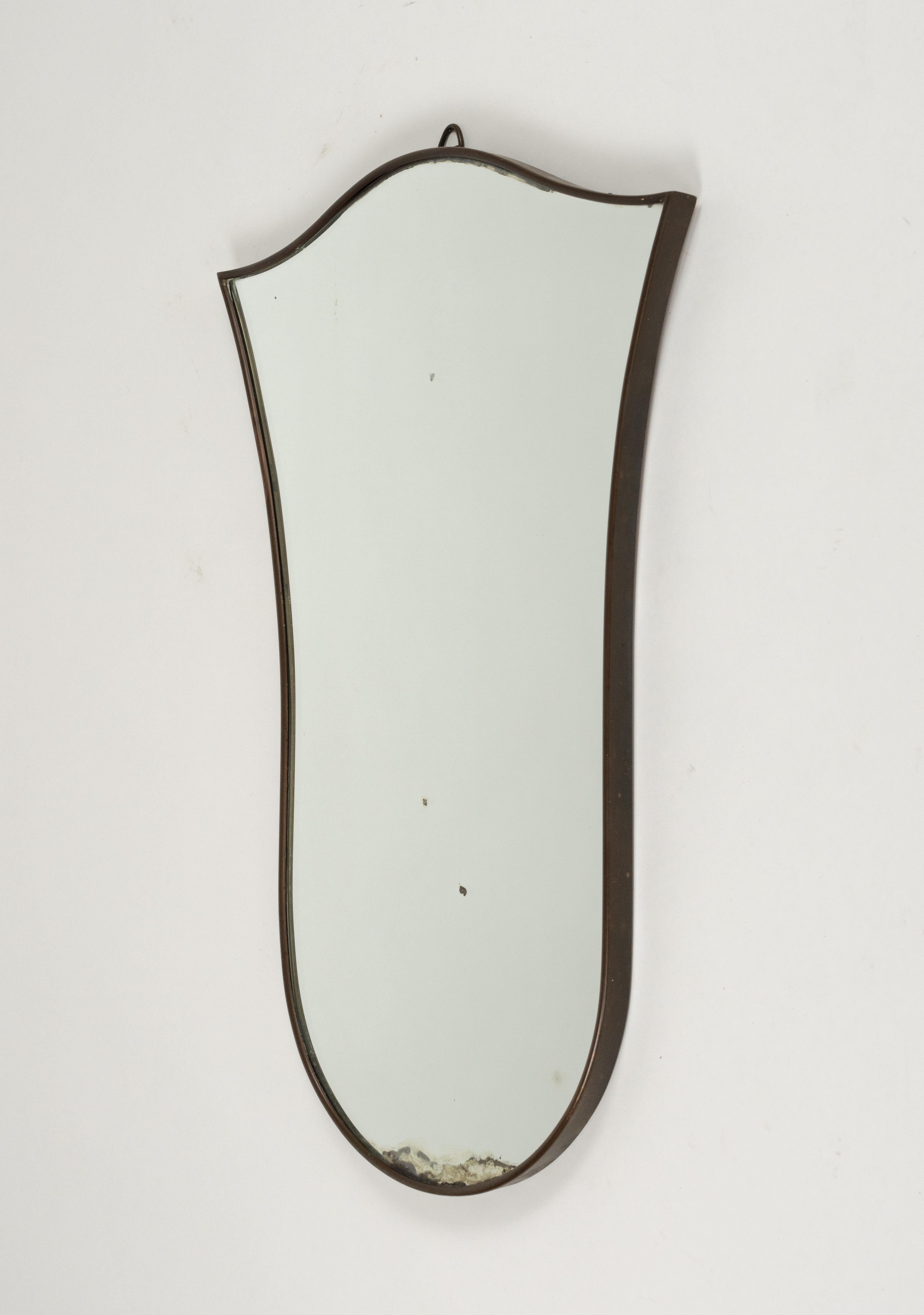 Specchio da parete a forma di scudo in ottone in stile Gio Ponti, Italia 1950s in vendita 9