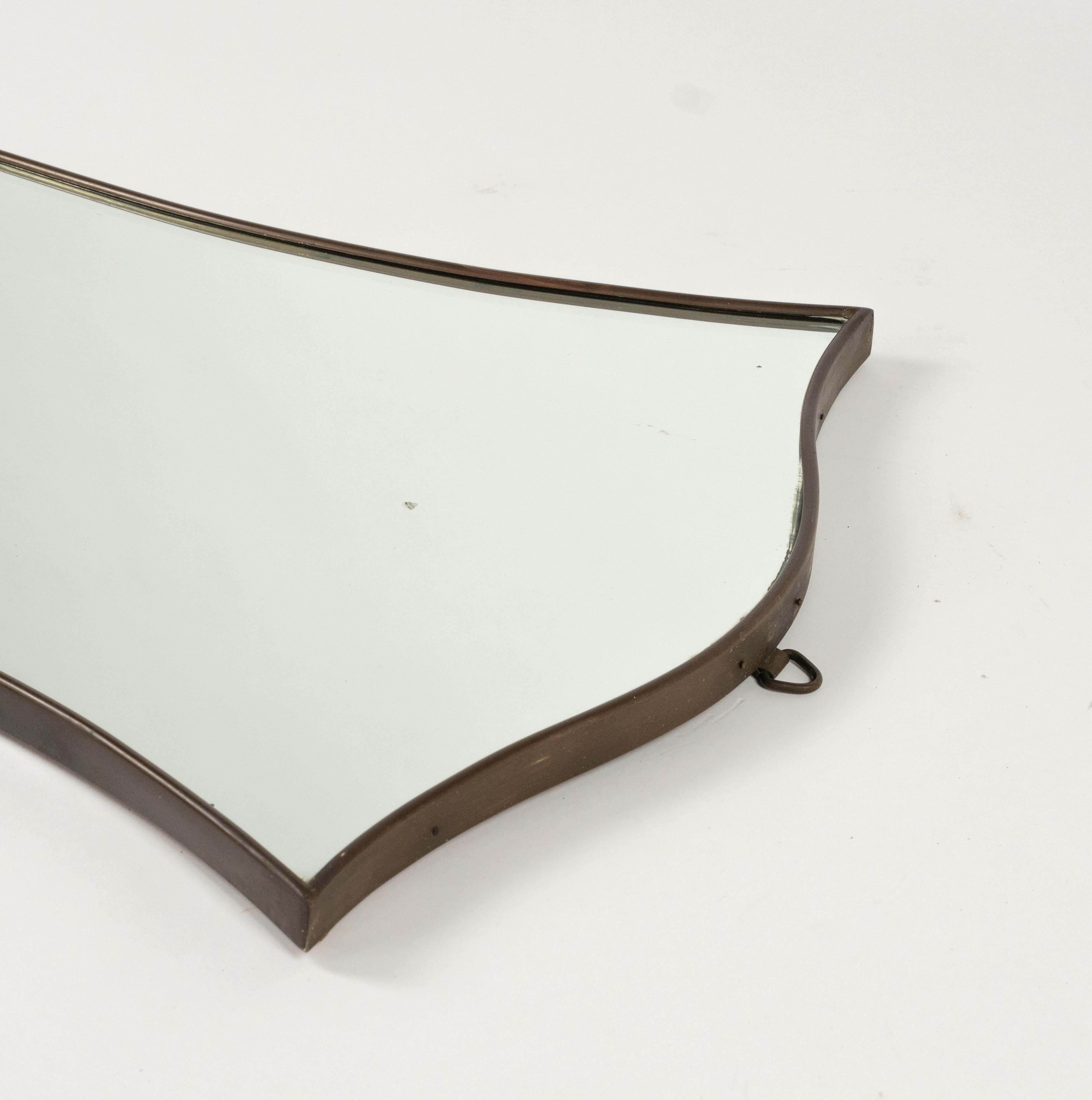 Specchio da parete a forma di scudo in ottone in stile Gio Ponti, Italia 1950s in vendita 10