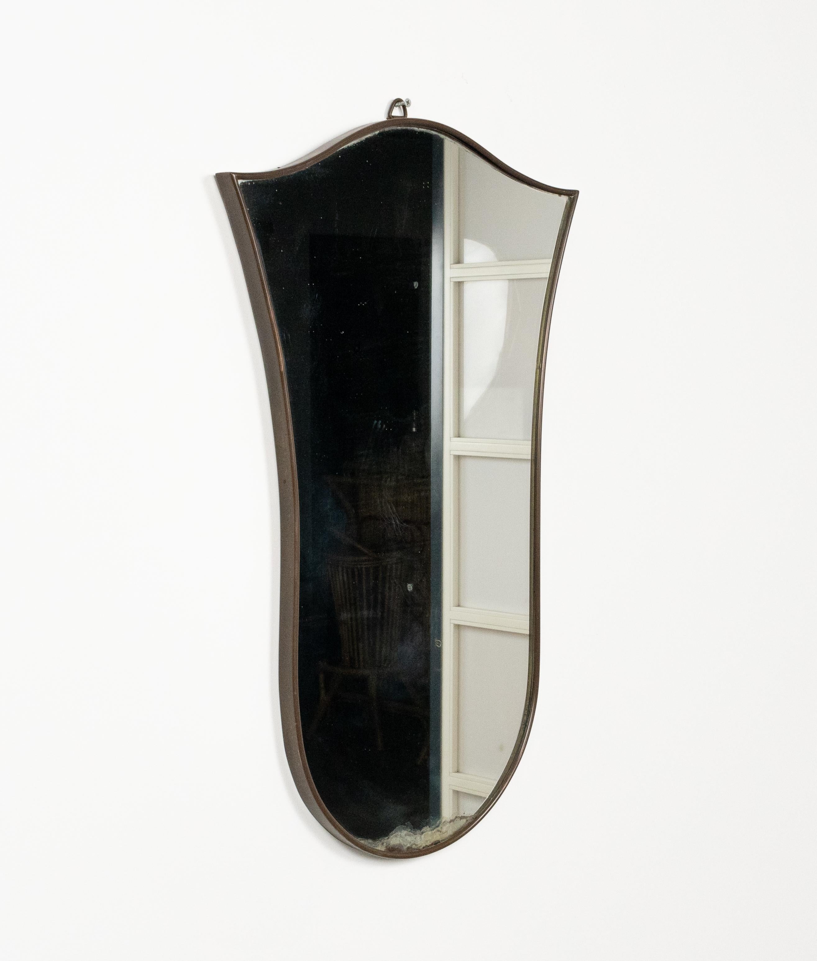 Mid-Century moderno Specchio da parete a forma di scudo in ottone in stile Gio Ponti, Italia 1950s in vendita