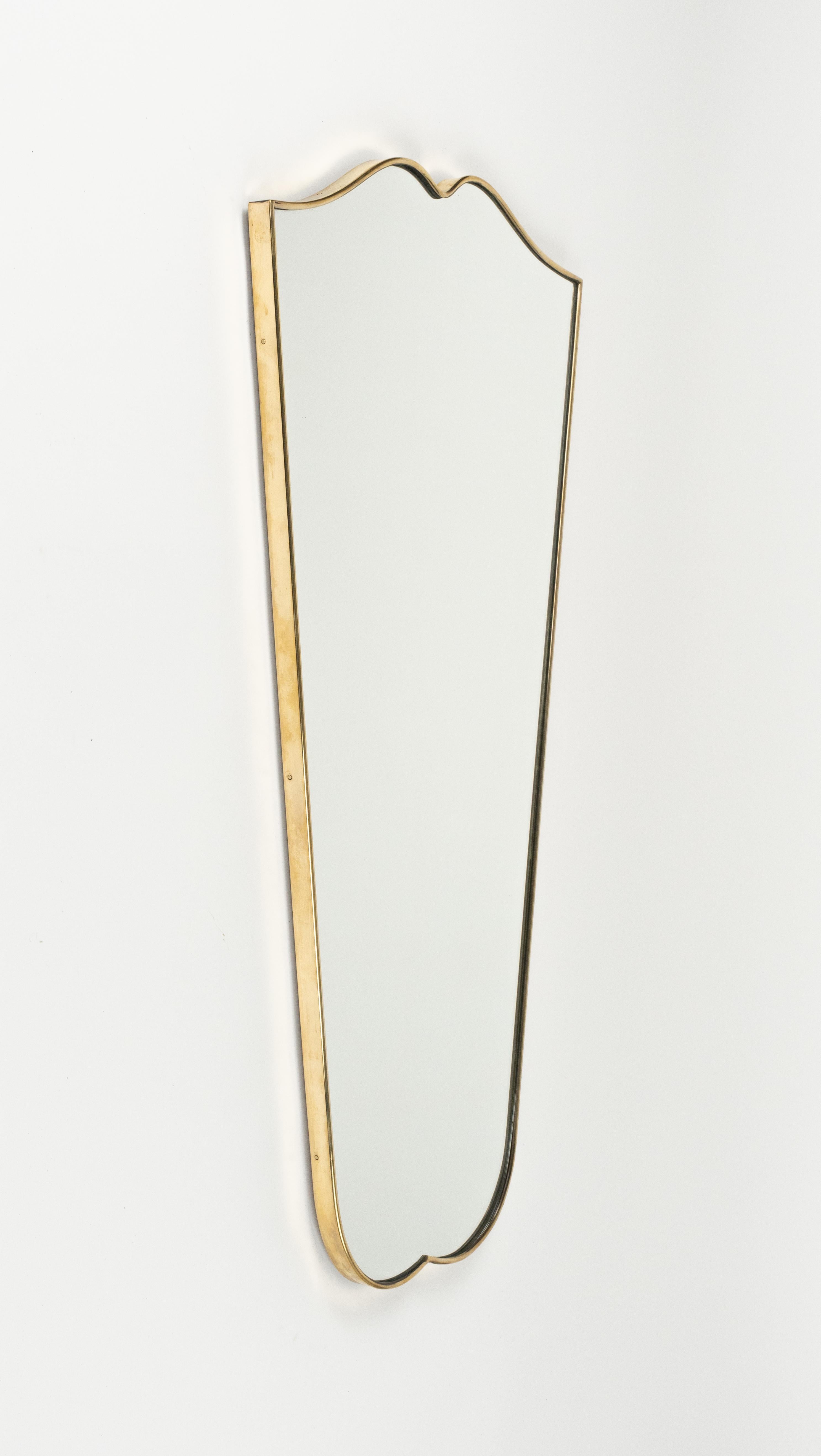Mid-Century moderno Specchio da parete a forma di scudo in ottone in stile Gio Ponti, Italia 1950s in vendita