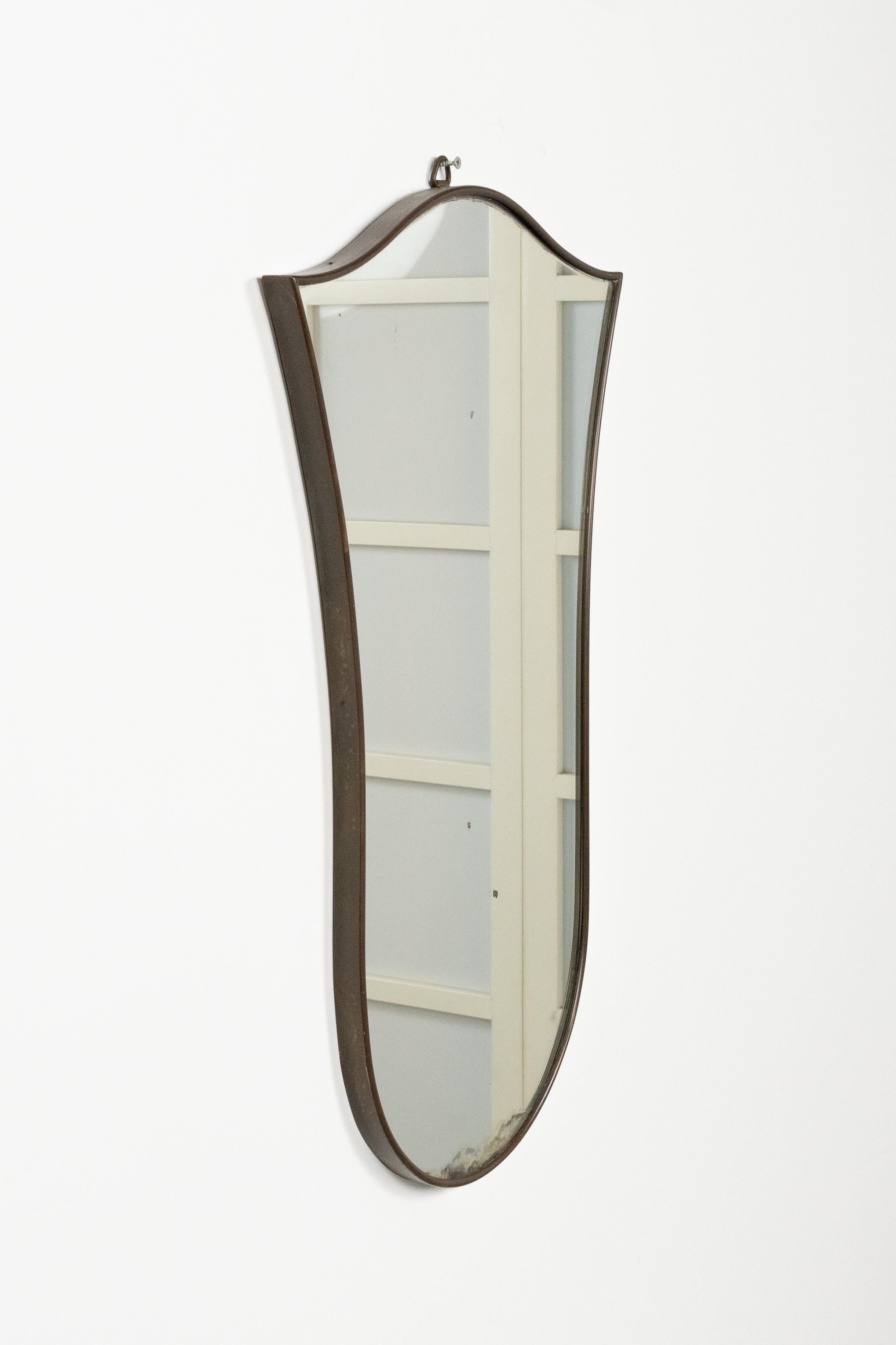 Italiano Specchio da parete a forma di scudo in ottone in stile Gio Ponti, Italia 1950s in vendita