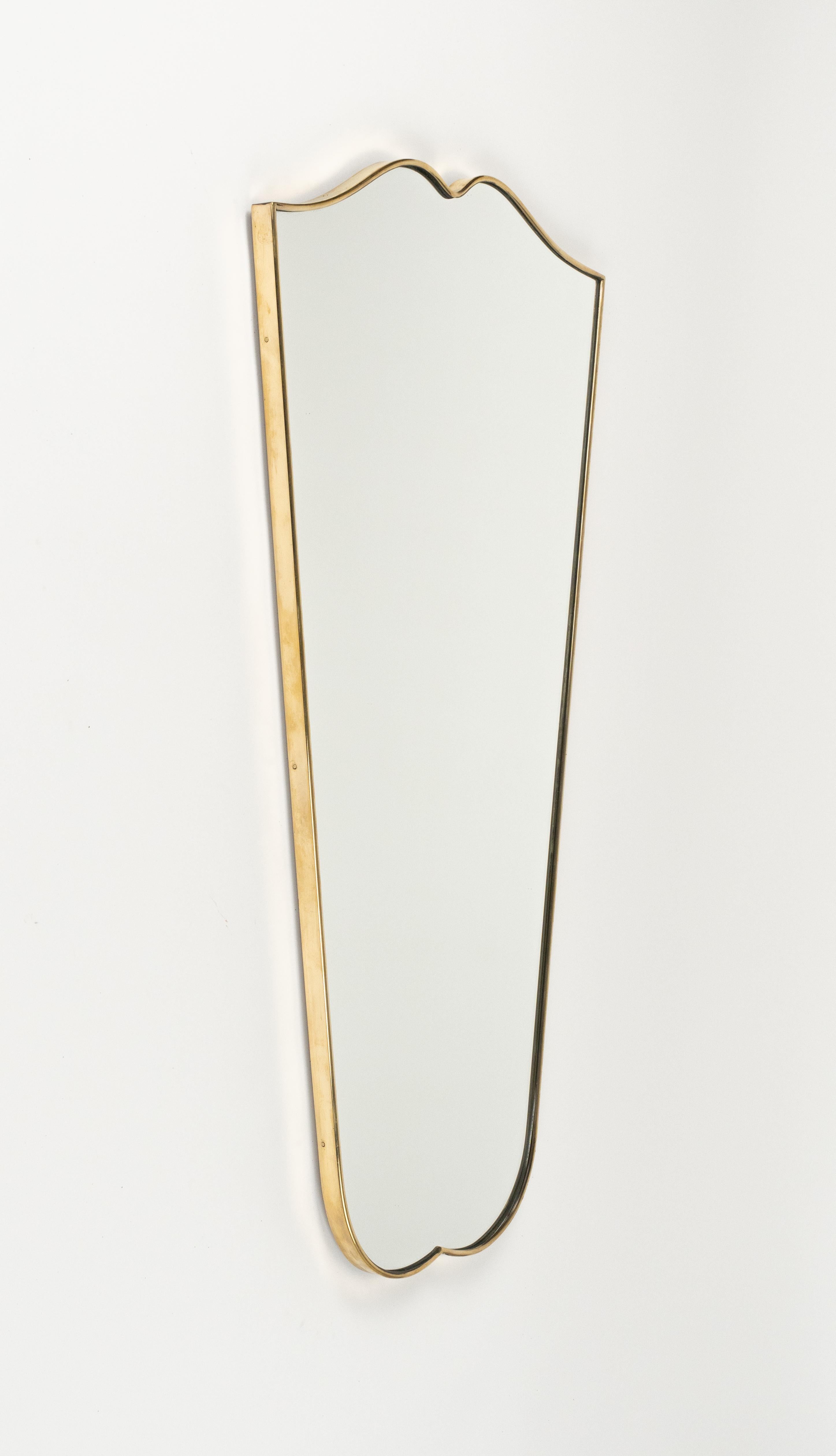 Italiano Specchio da parete a forma di scudo in ottone in stile Gio Ponti, Italia 1950s in vendita