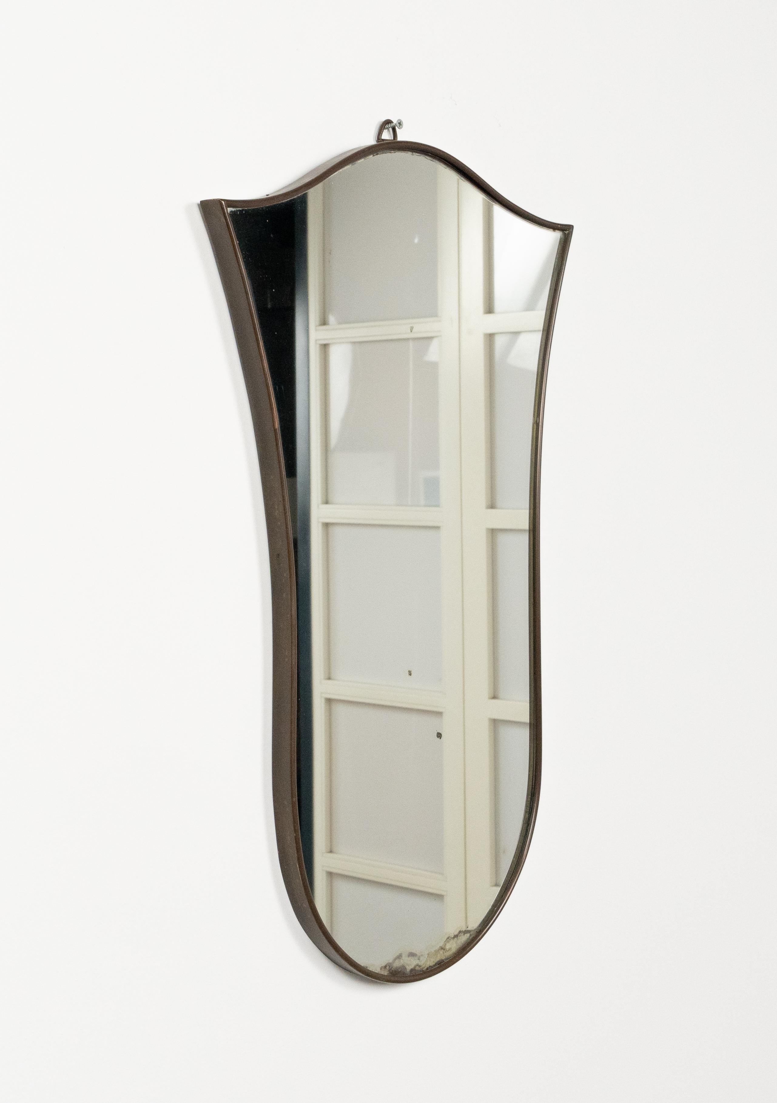 Specchio da parete a forma di scudo in ottone in stile Gio Ponti, Italia 1950s In condizioni buone in vendita a Rome, IT