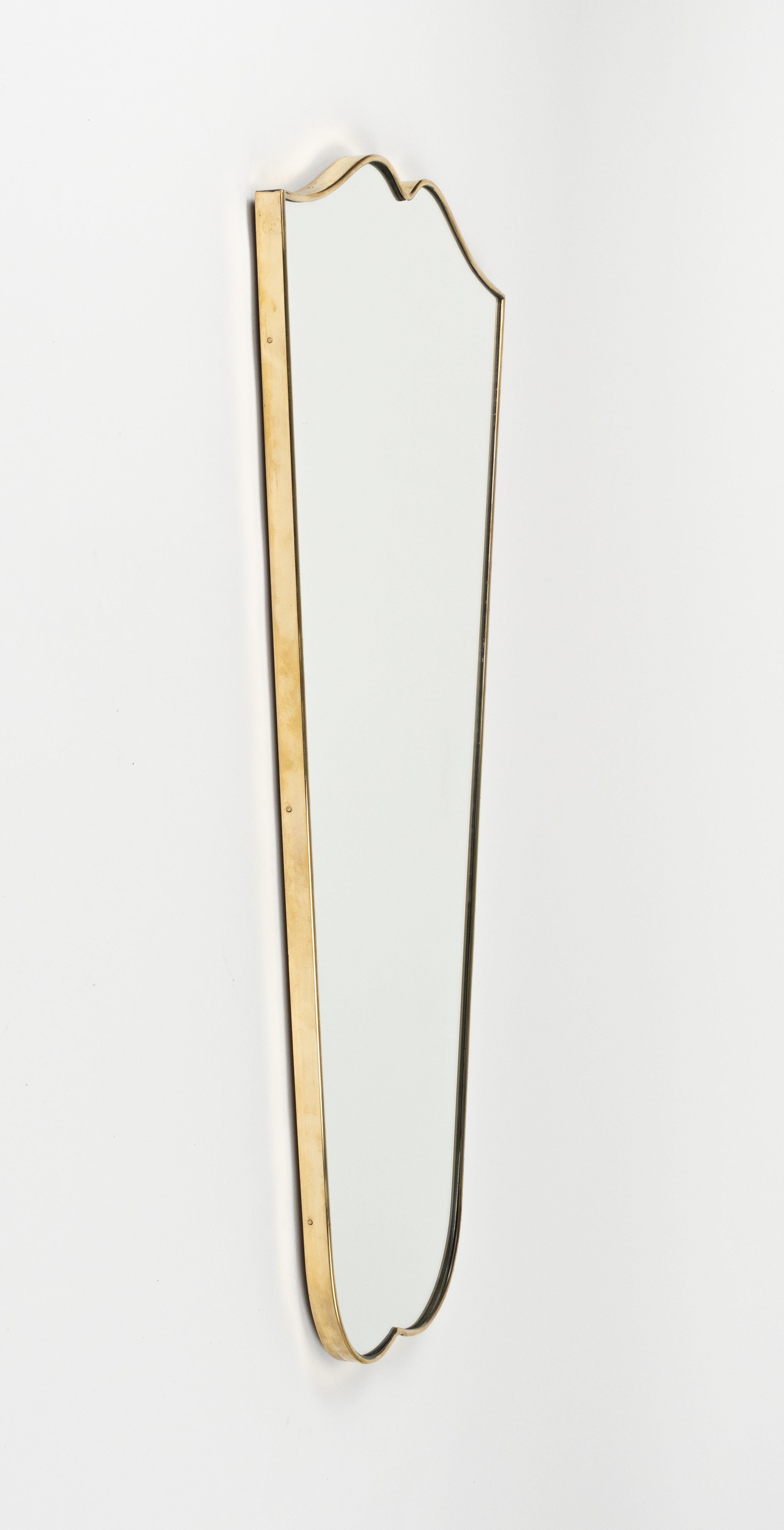 Specchio da parete a forma di scudo in ottone in stile Gio Ponti, Italia 1950s In condizioni buone in vendita a Rome, IT
