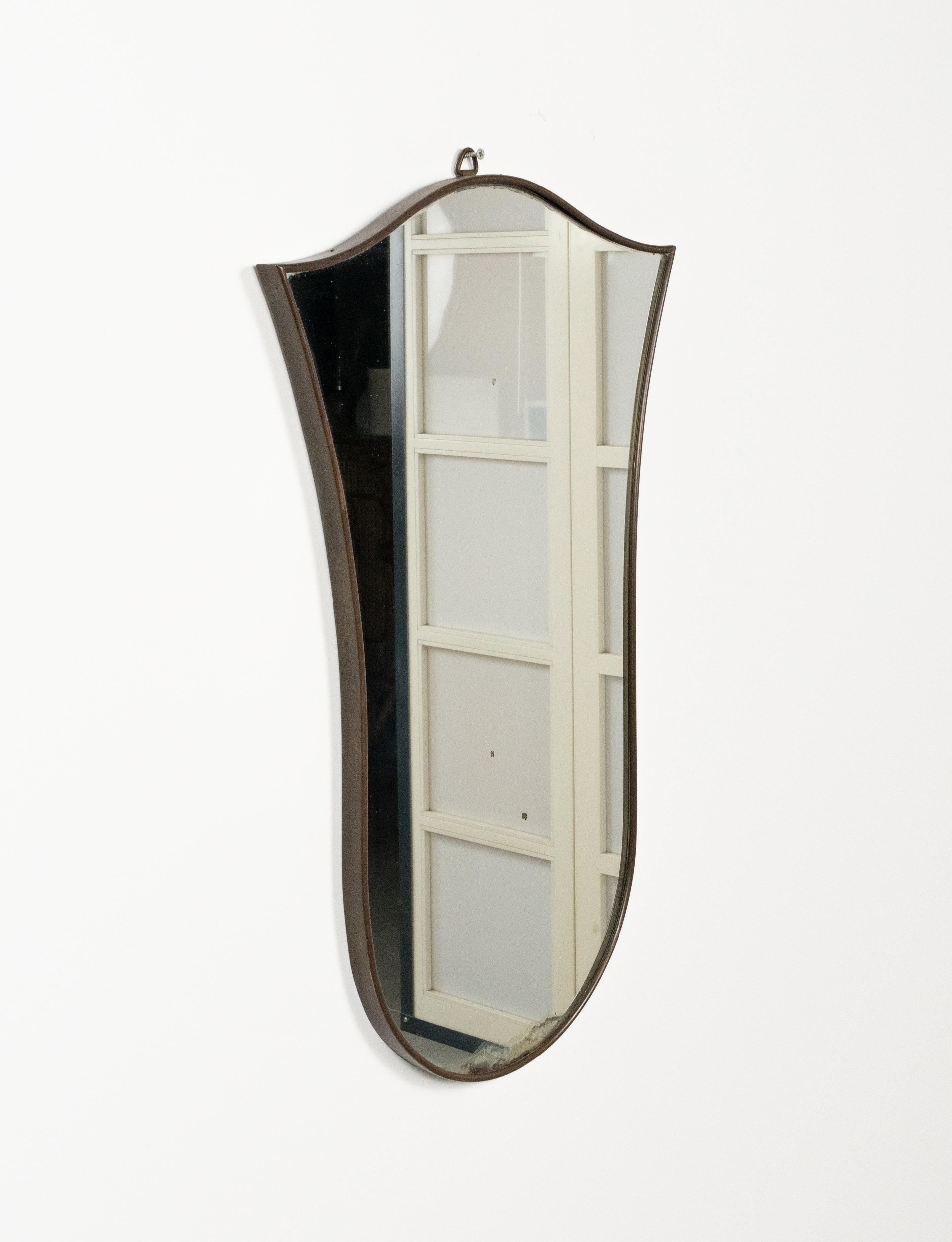 Metà XX secolo Specchio da parete a forma di scudo in ottone in stile Gio Ponti, Italia 1950s in vendita